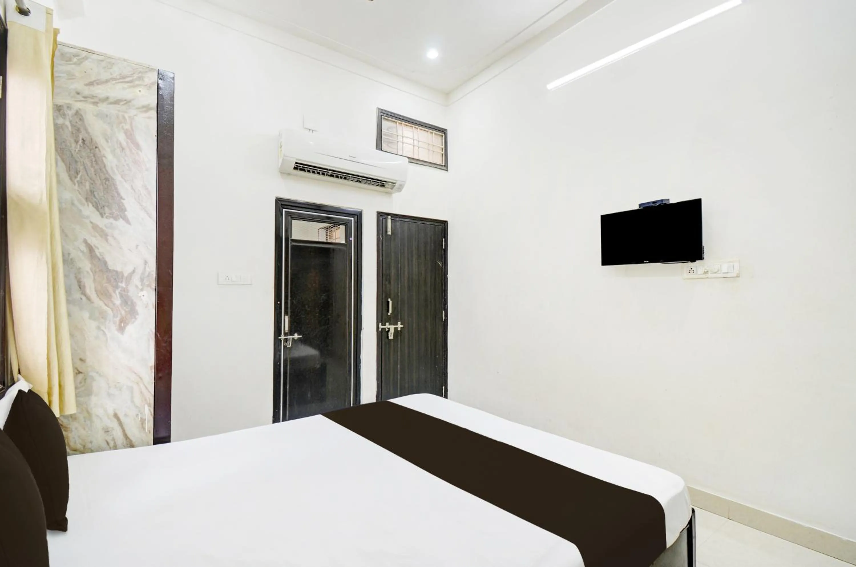 Bedroom, Bed in Hotel O The White Haveli