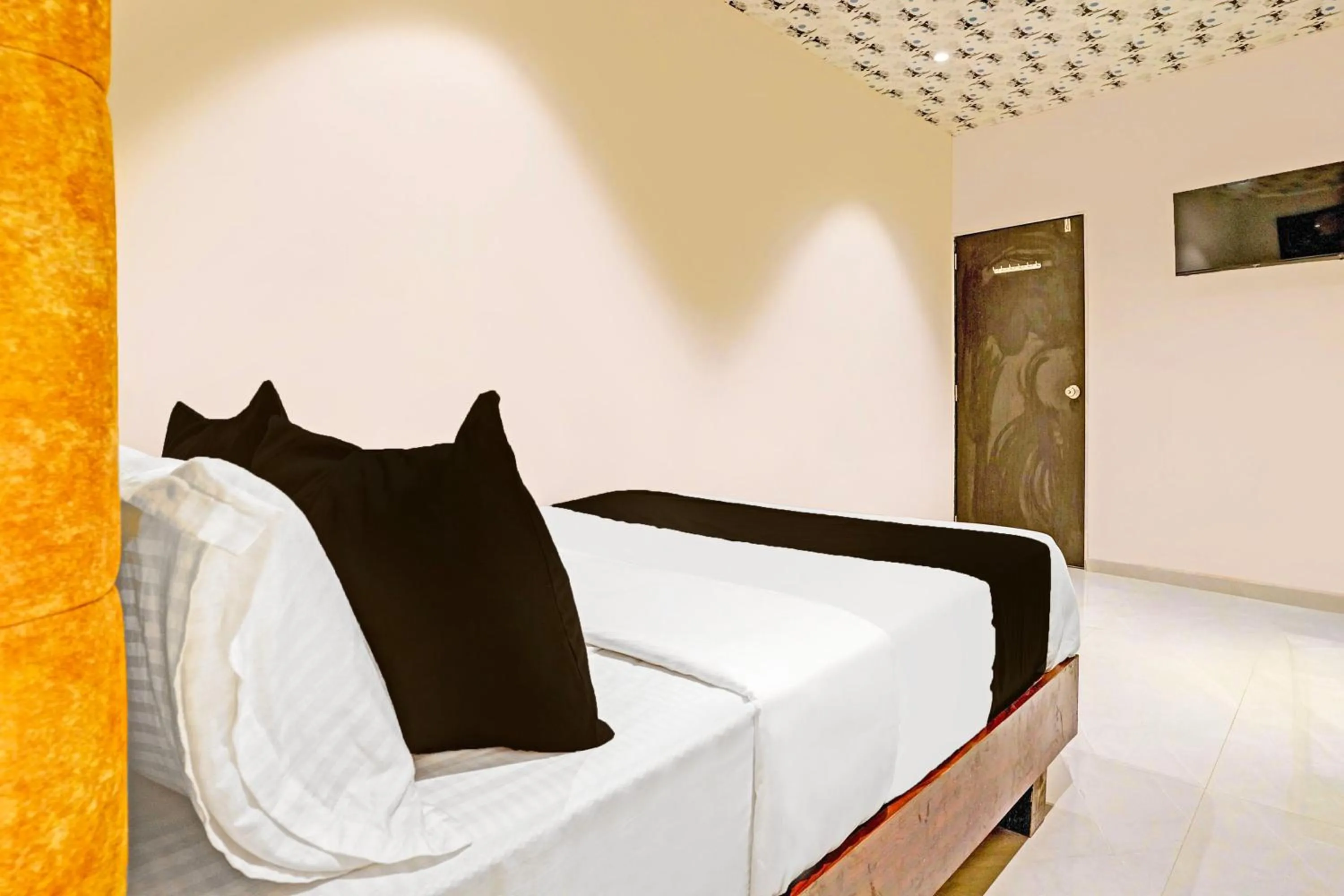 Facade/entrance, Bed in HOTEL O NK RESIDENCy