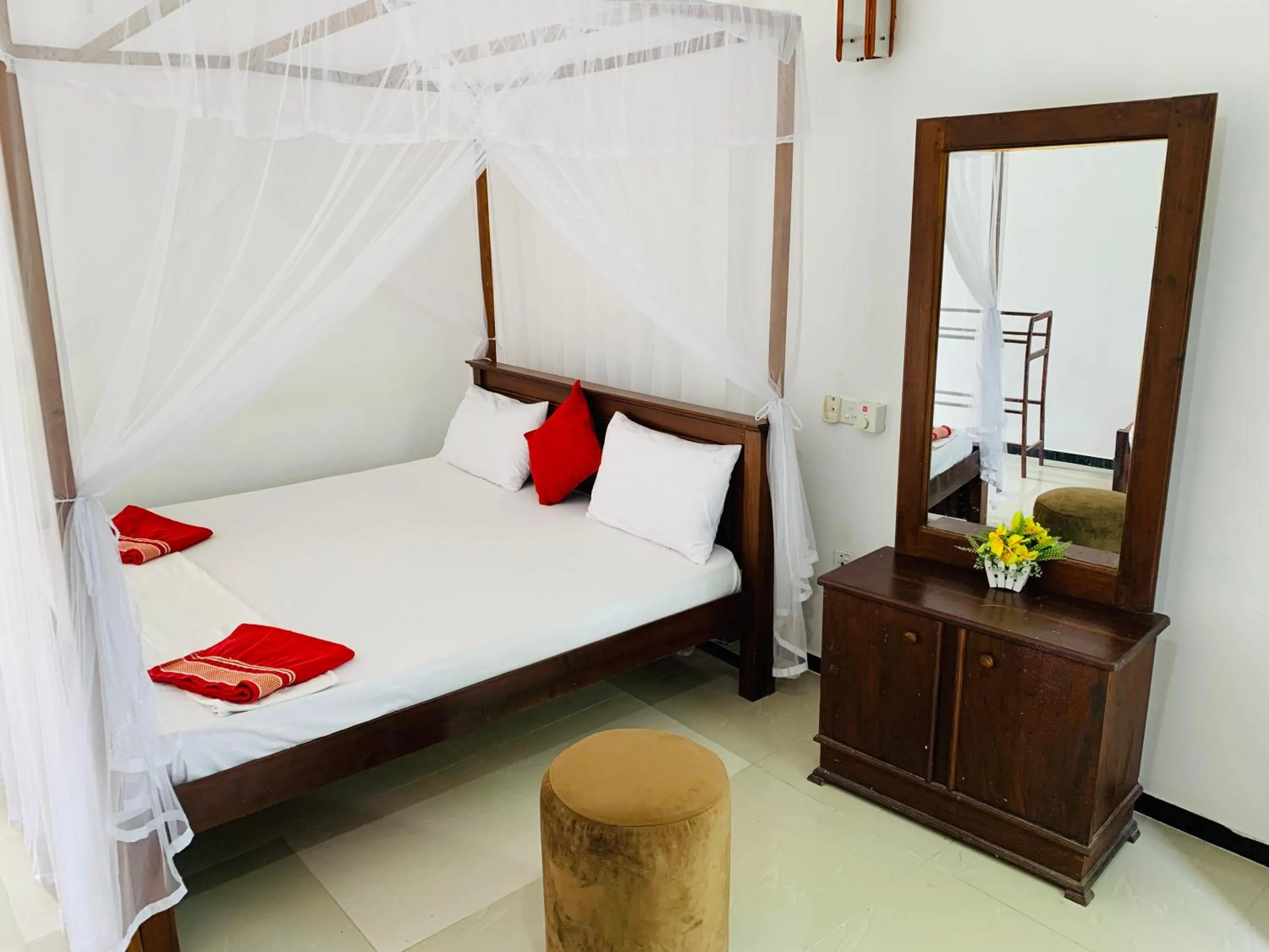 Photo of the whole room, Bed in Calidan