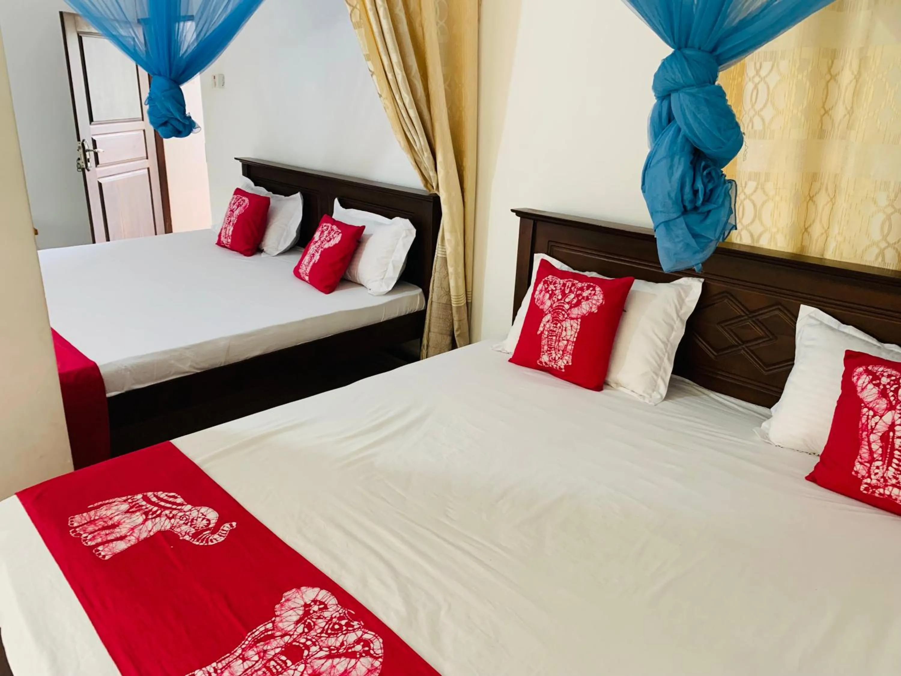 Photo of the whole room, Bed in Calidan