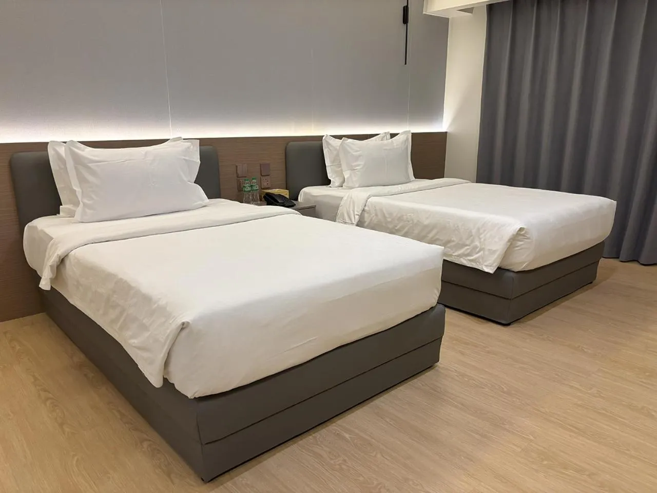 Bedroom, Bed in Lido De Paris Hotel