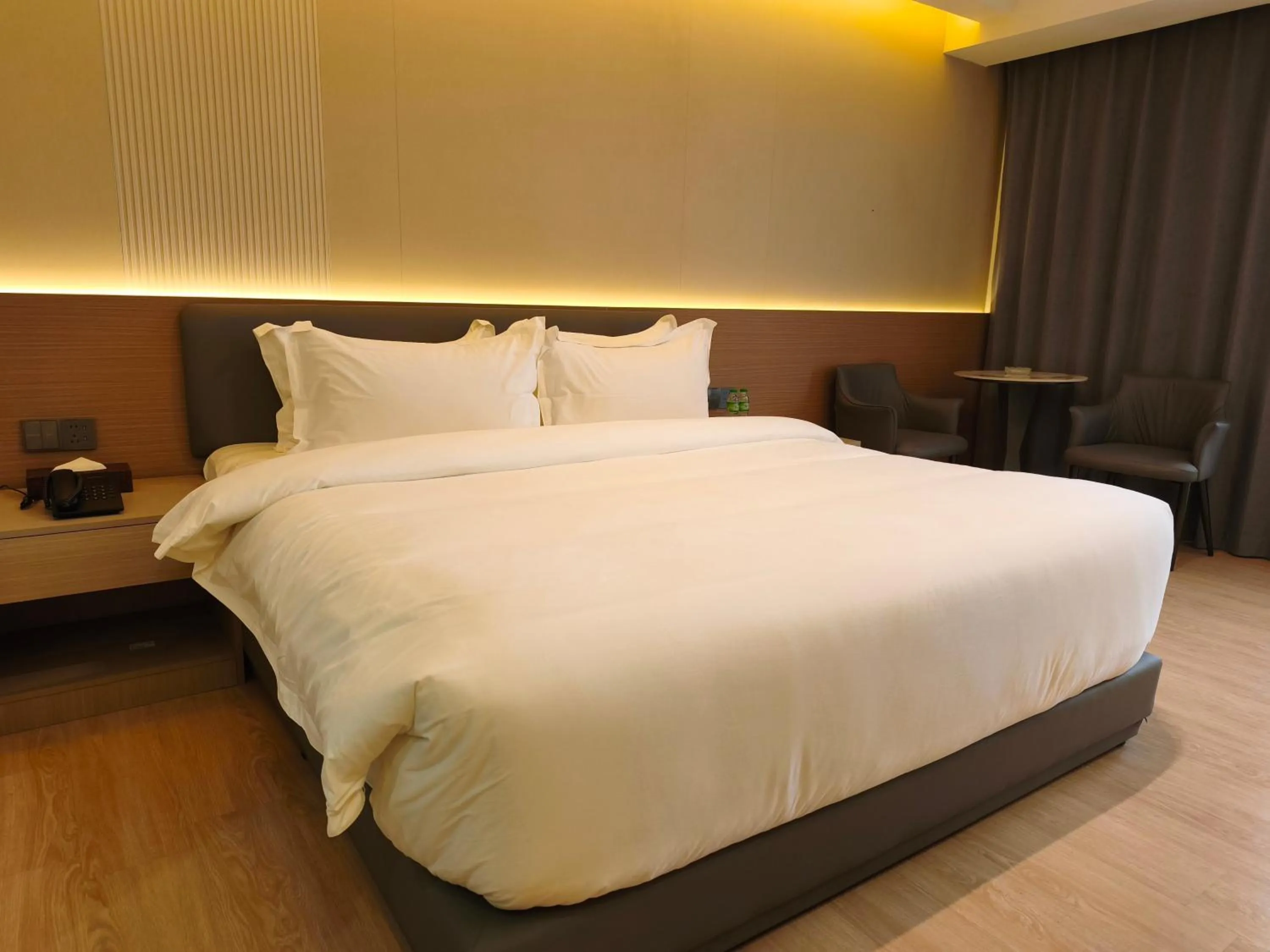 Bedroom, Bed in Lido De Paris Hotel