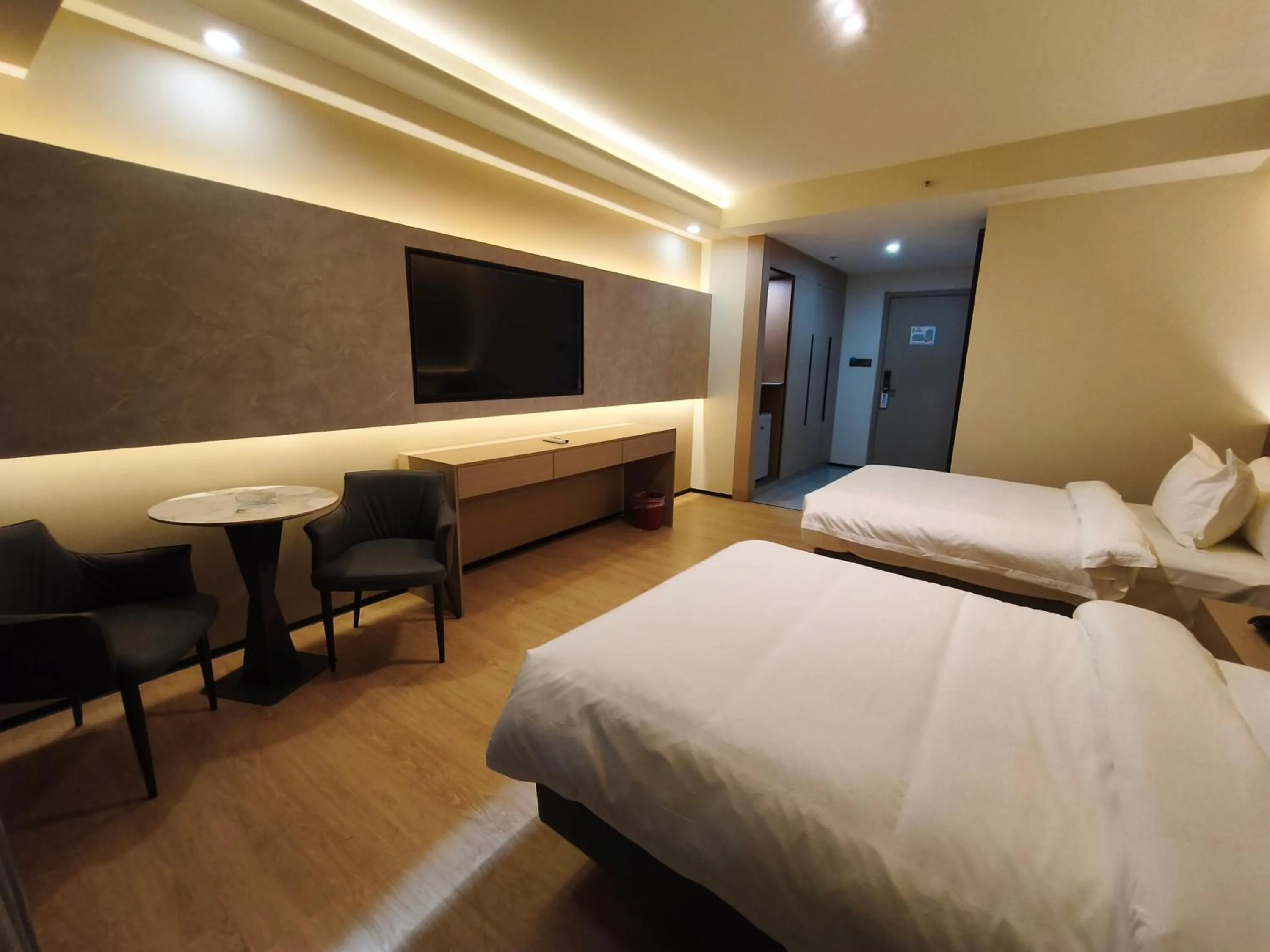 Bedroom, Bed in Lido De Paris Hotel