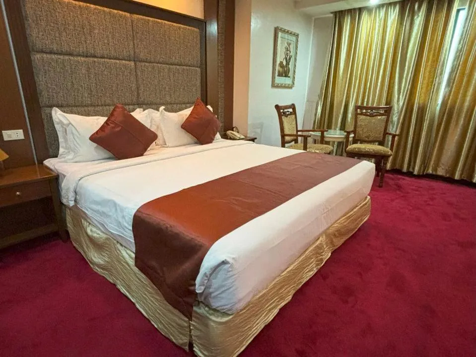 Bedroom, Bed in Lido De Paris Hotel