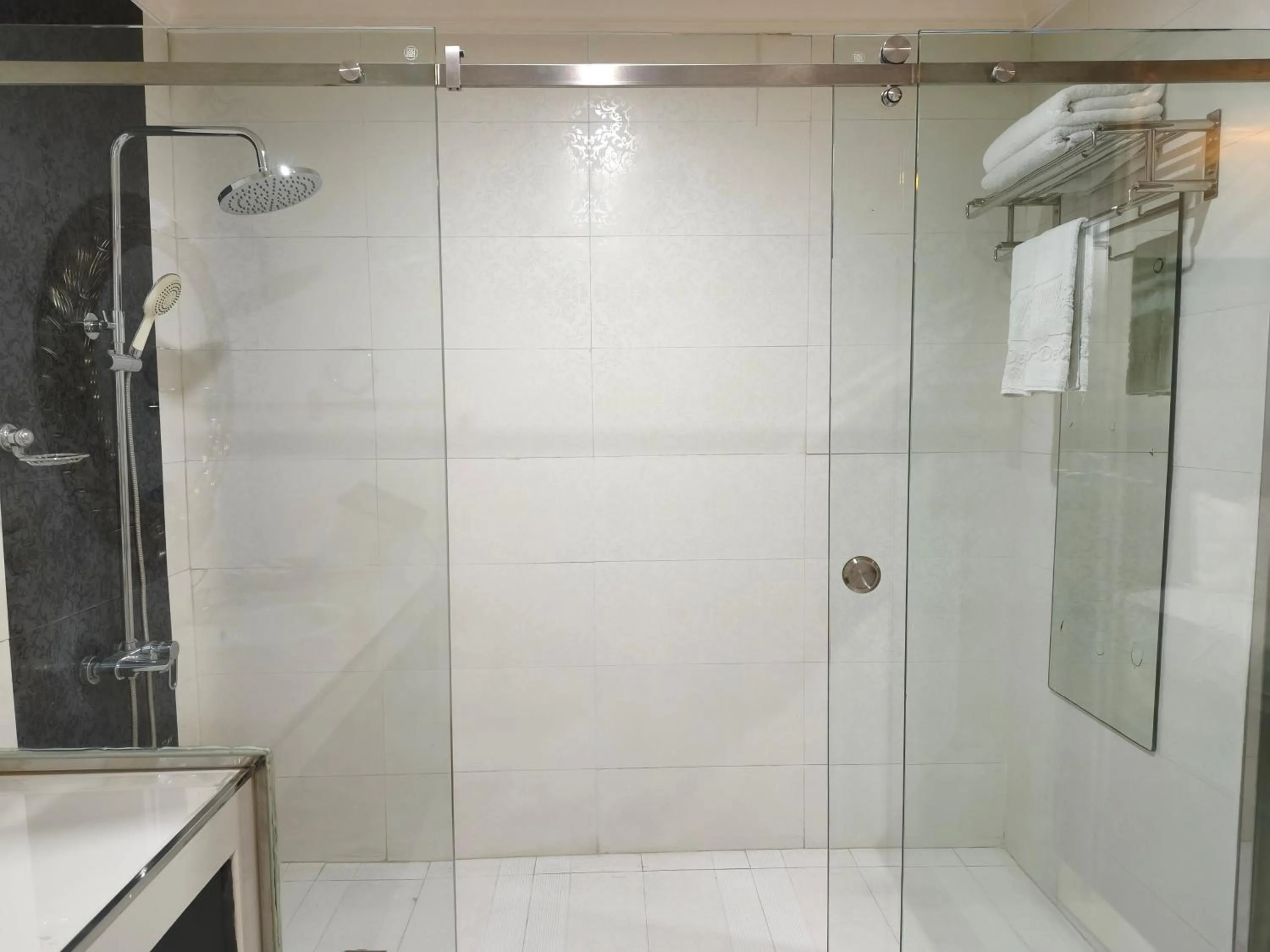 Shower in Lido De Paris Hotel