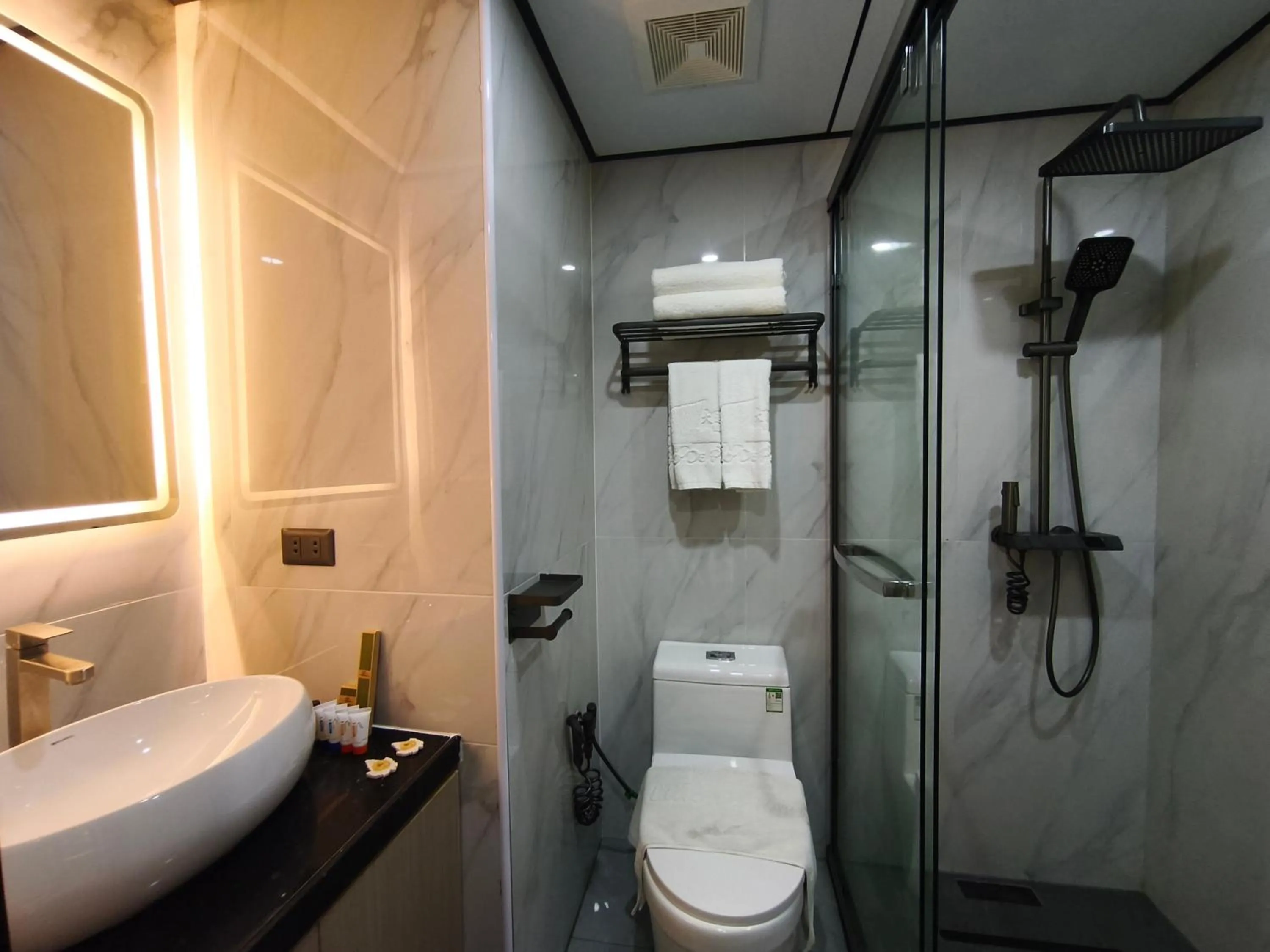 Shower in Lido De Paris Hotel