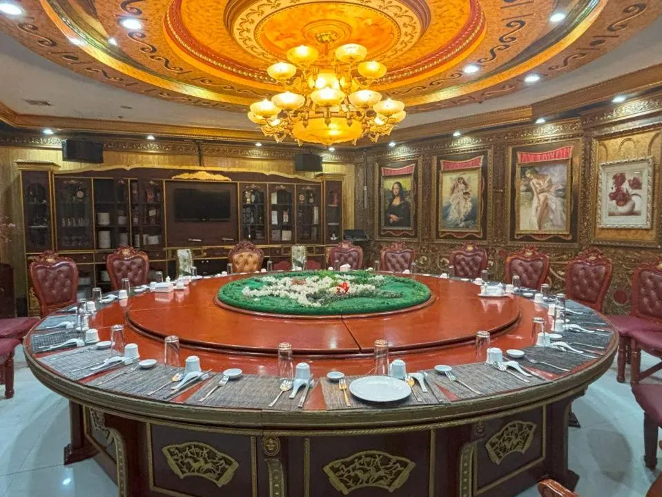 Restaurant/places to eat in Lido De Paris Hotel