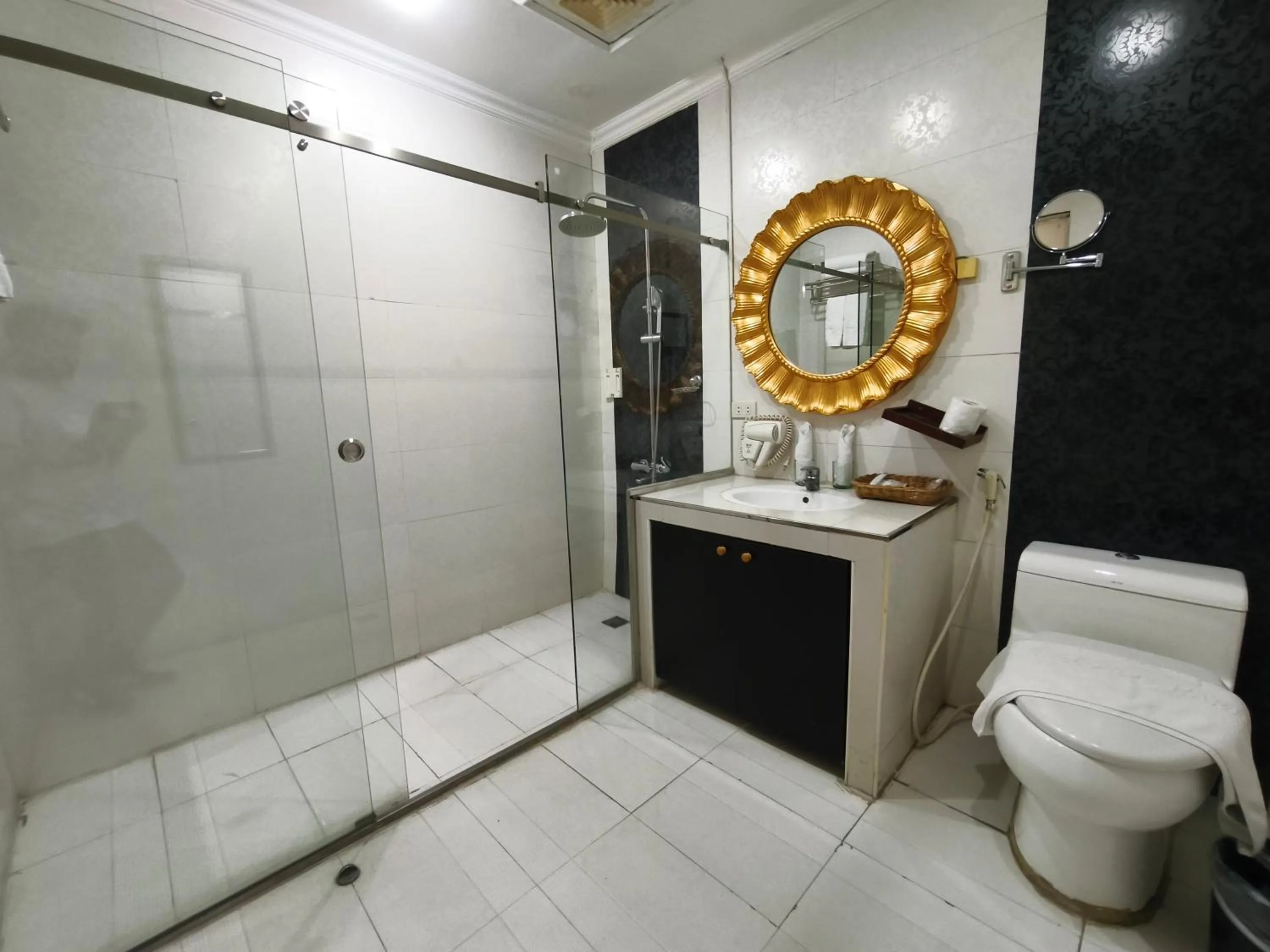 Shower in Lido De Paris Hotel