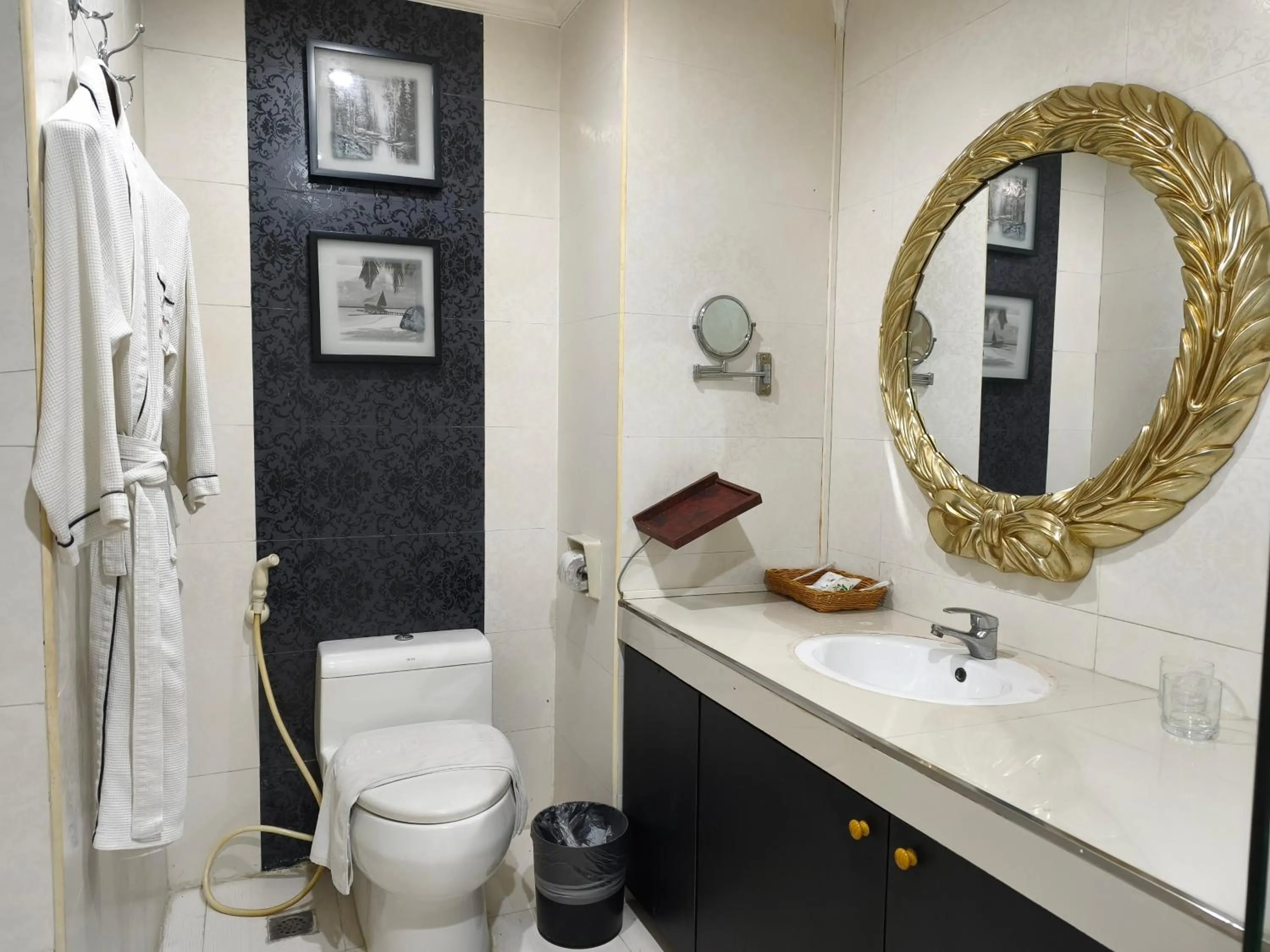 Toilet in Lido De Paris Hotel