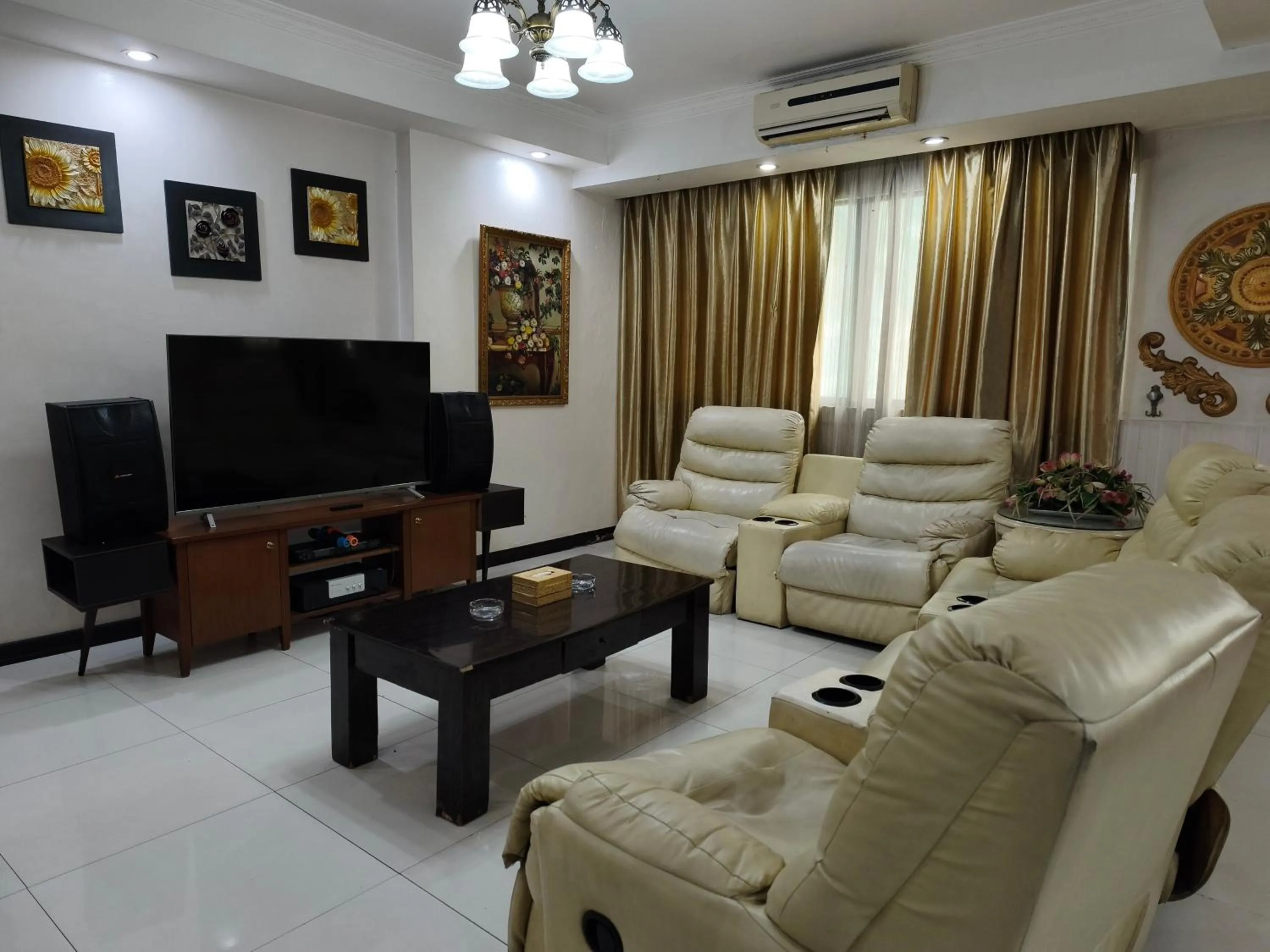 Living room in Lido De Paris Hotel