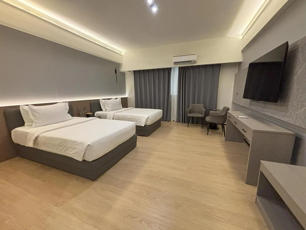 Bedroom, Bed in Lido De Paris Hotel