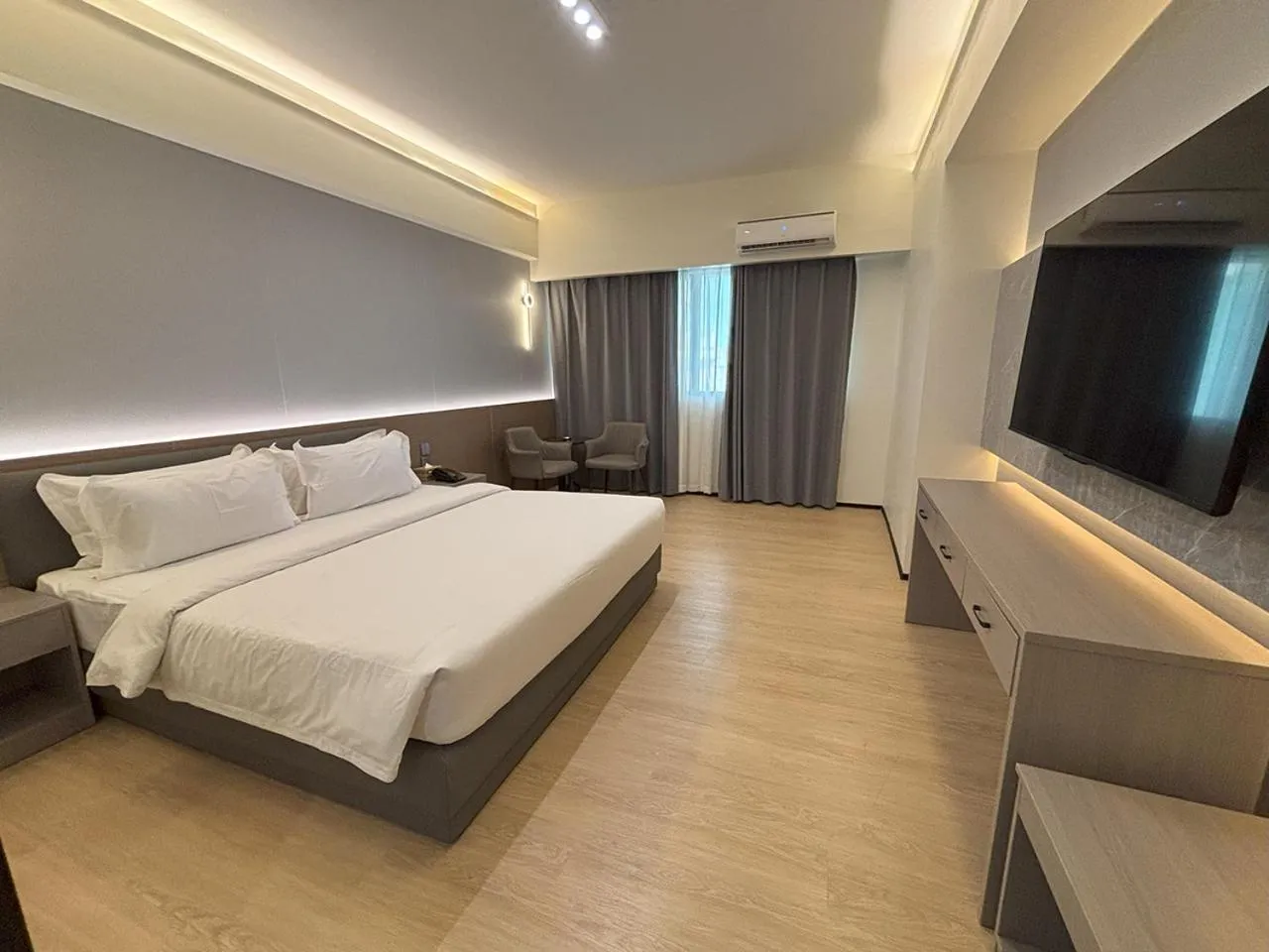 Bedroom, Bed in Lido De Paris Hotel