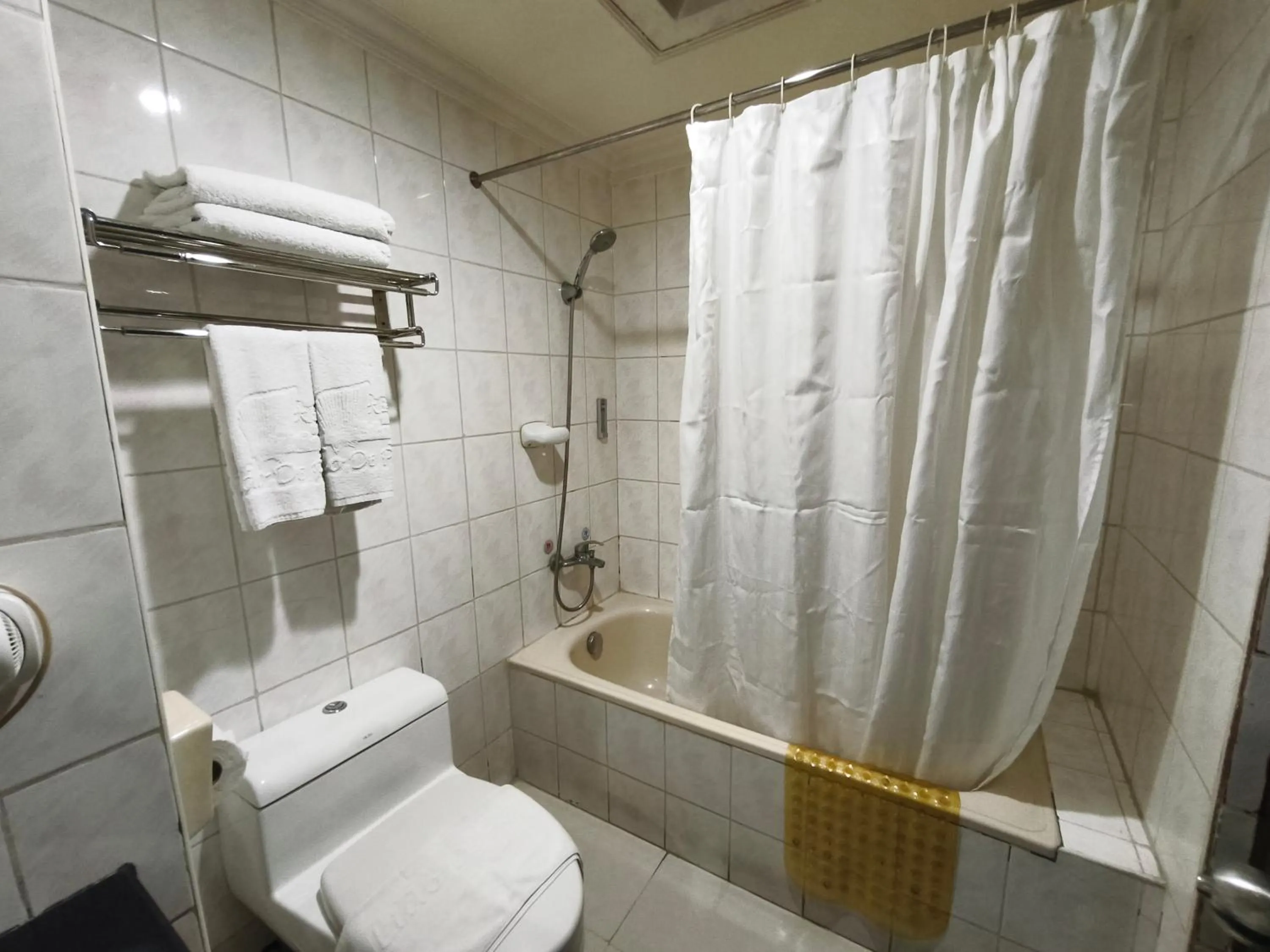 Shower in Lido De Paris Hotel