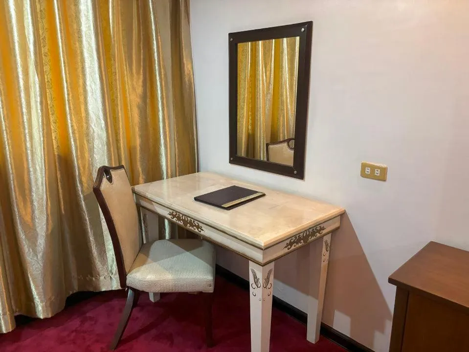 hair dresser in Lido De Paris Hotel