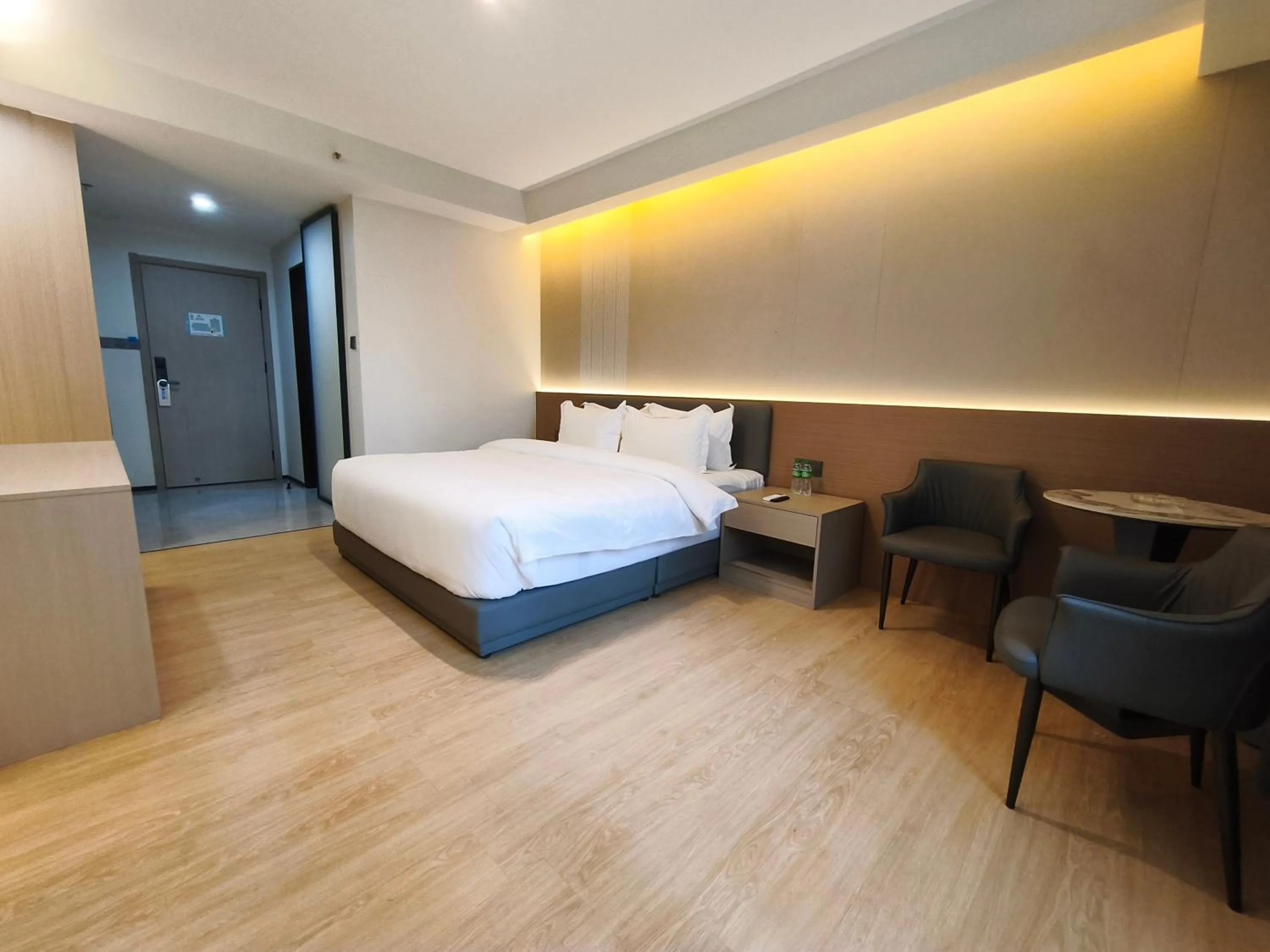 Bedroom, Bed in Lido De Paris Hotel