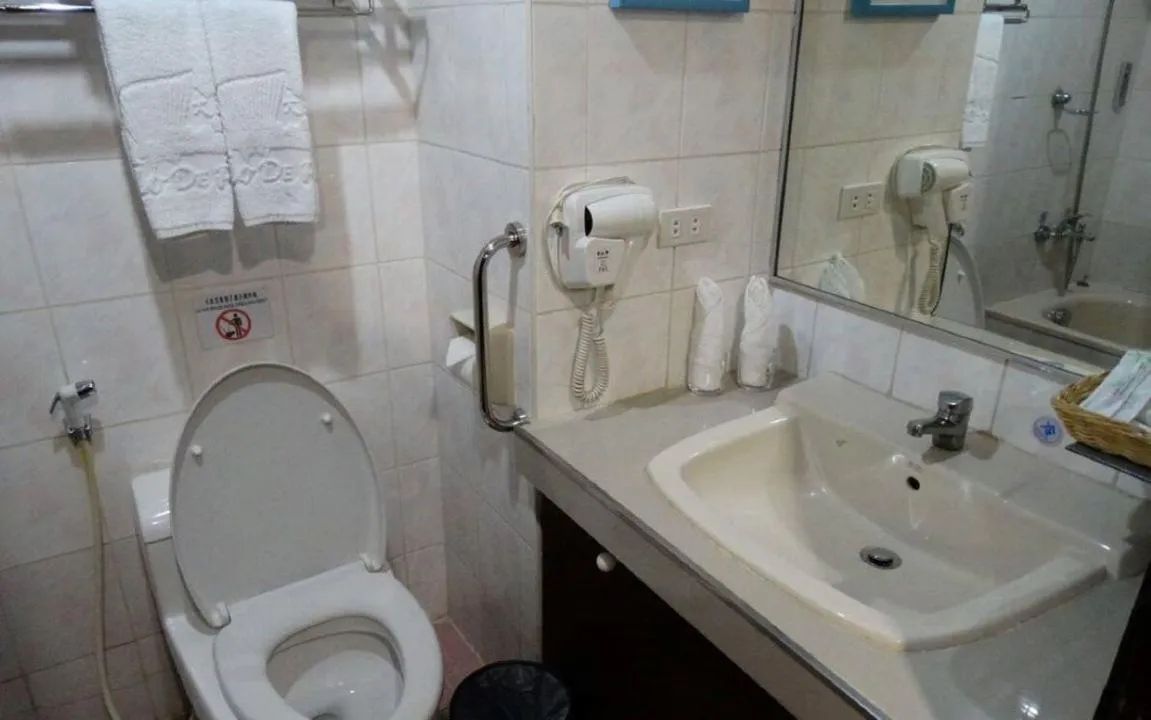 Toilet in Lido De Paris Hotel