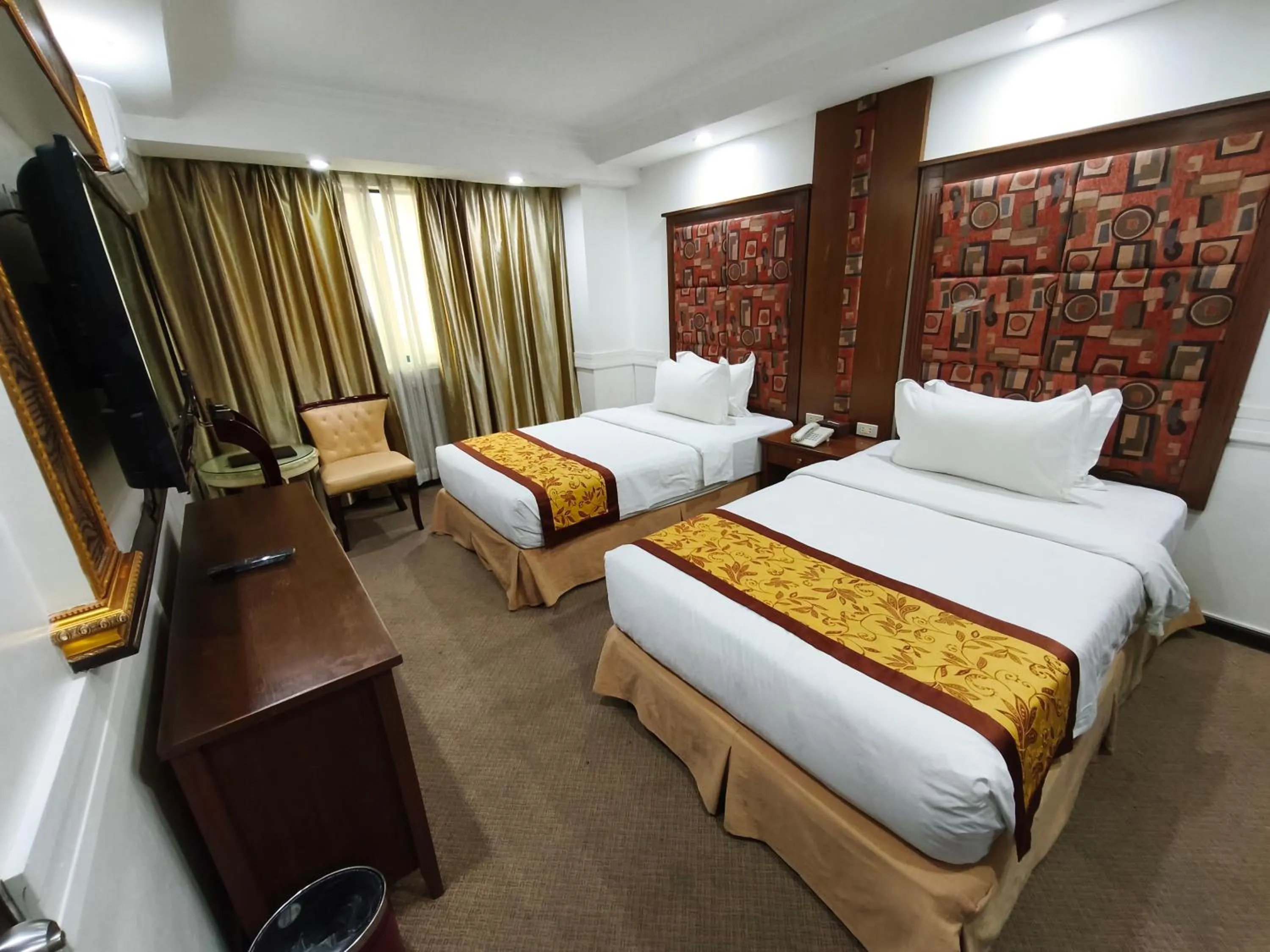 Bedroom, Bed in Lido De Paris Hotel