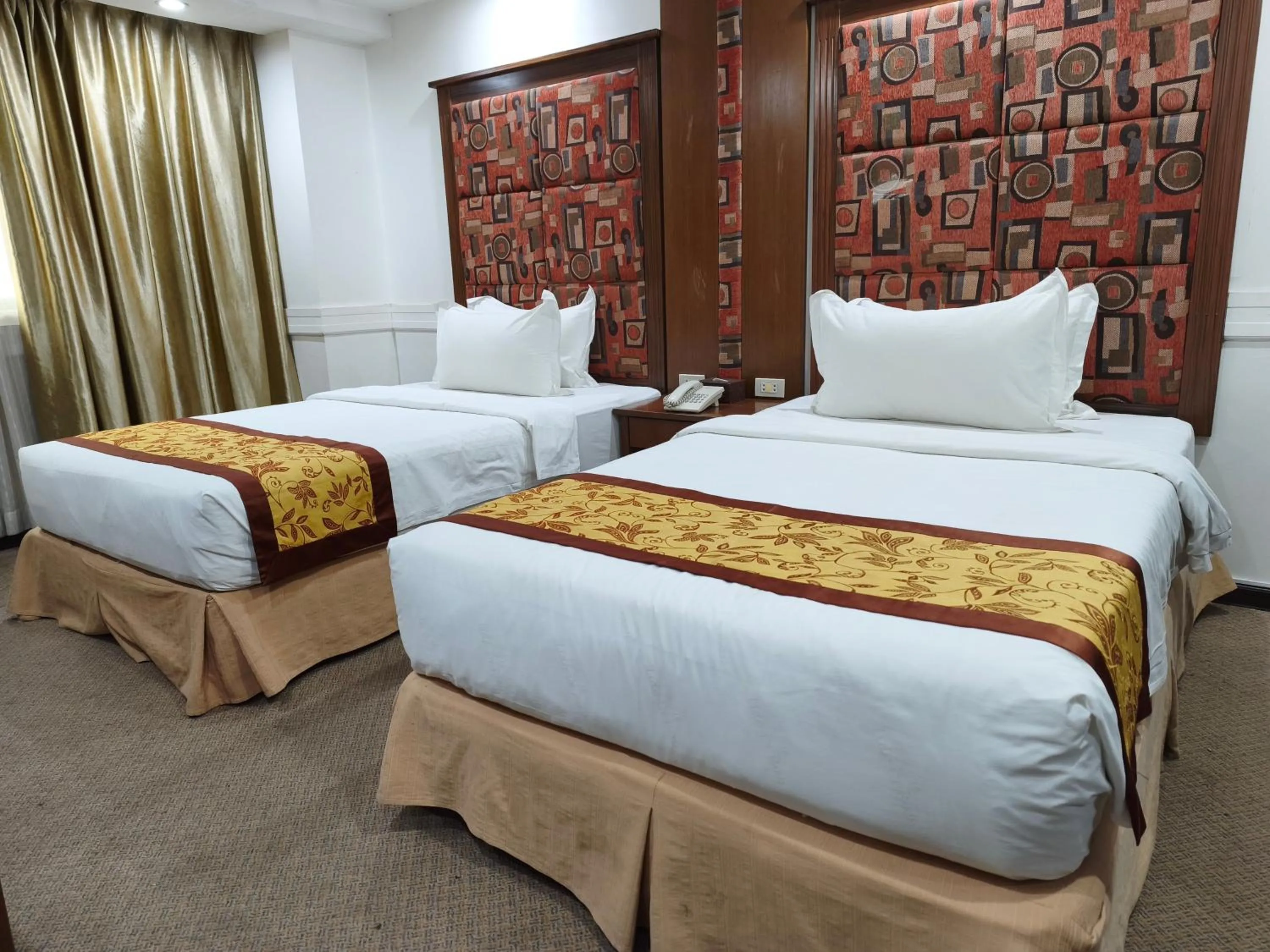 Bedroom, Bed in Lido De Paris Hotel