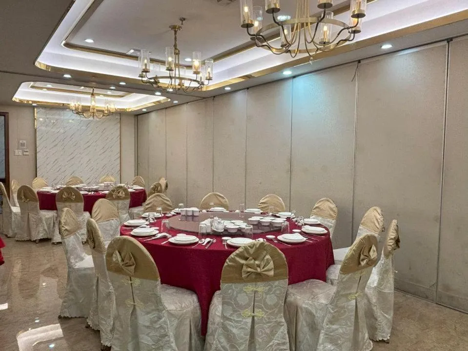 Restaurant/places to eat in Lido De Paris Hotel