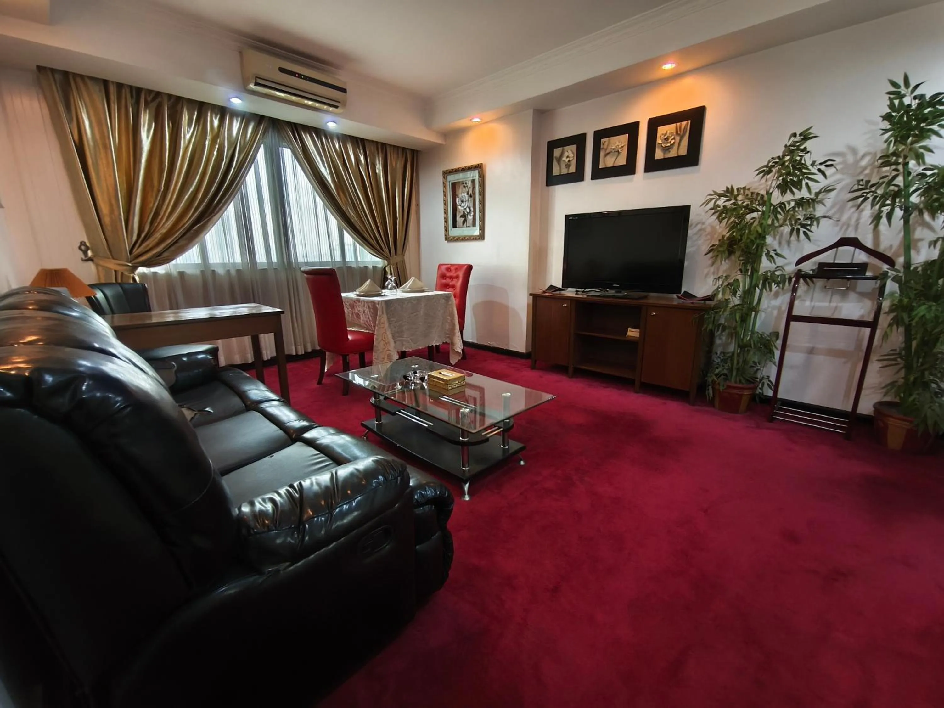 Living room in Lido De Paris Hotel