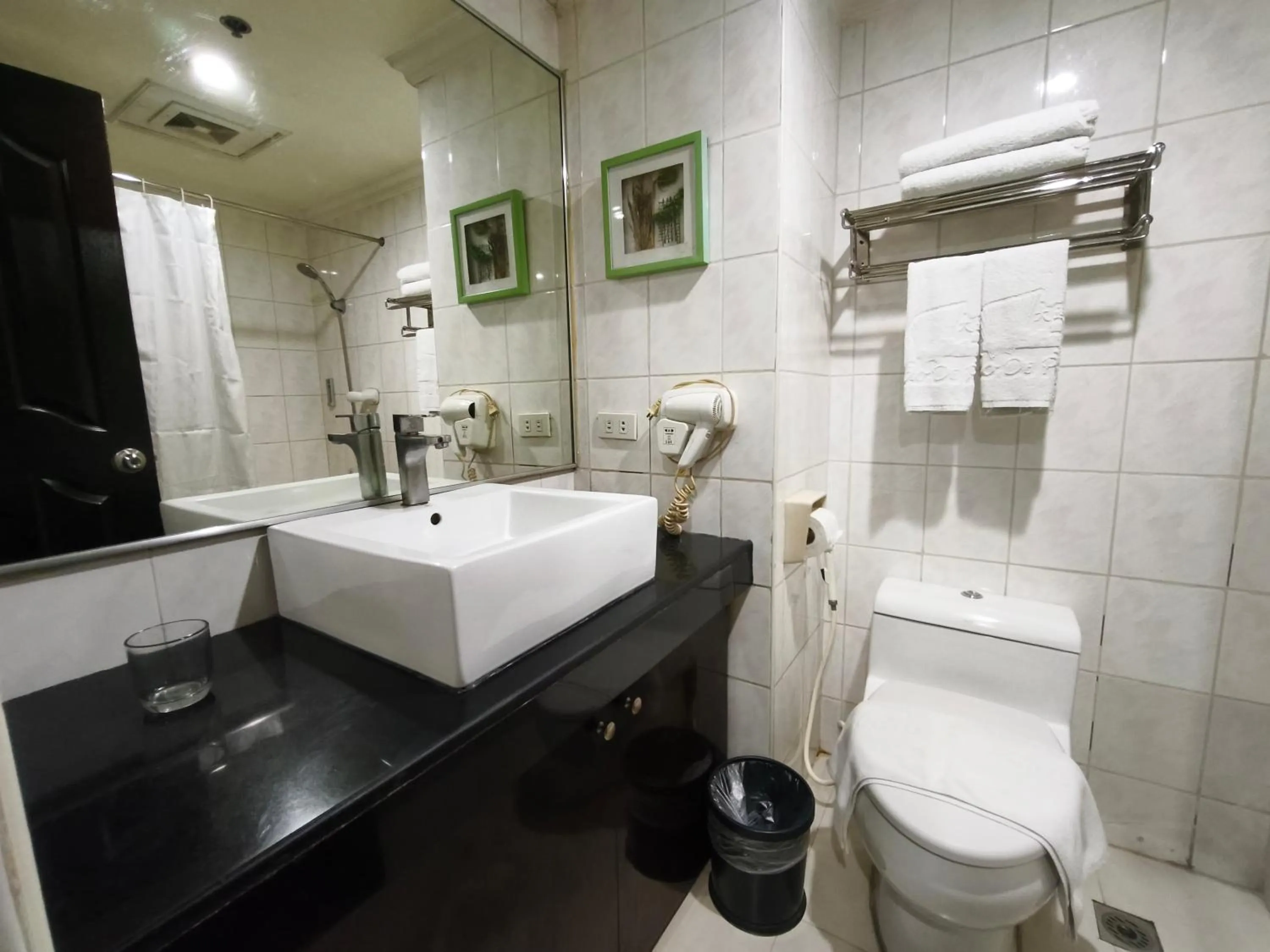 Toilet in Lido De Paris Hotel