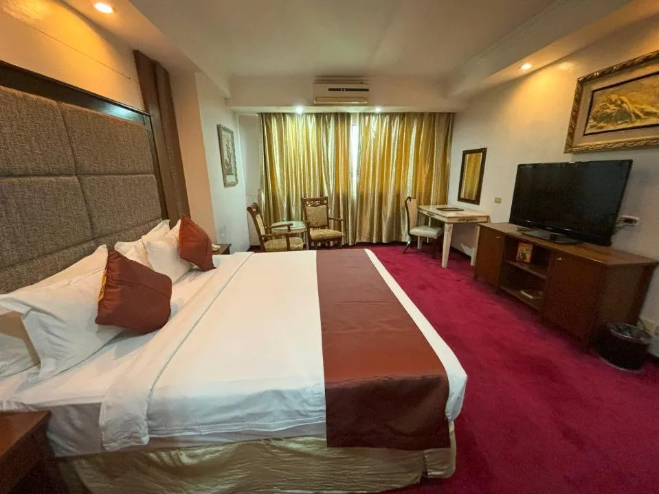 Bedroom, Bed in Lido De Paris Hotel