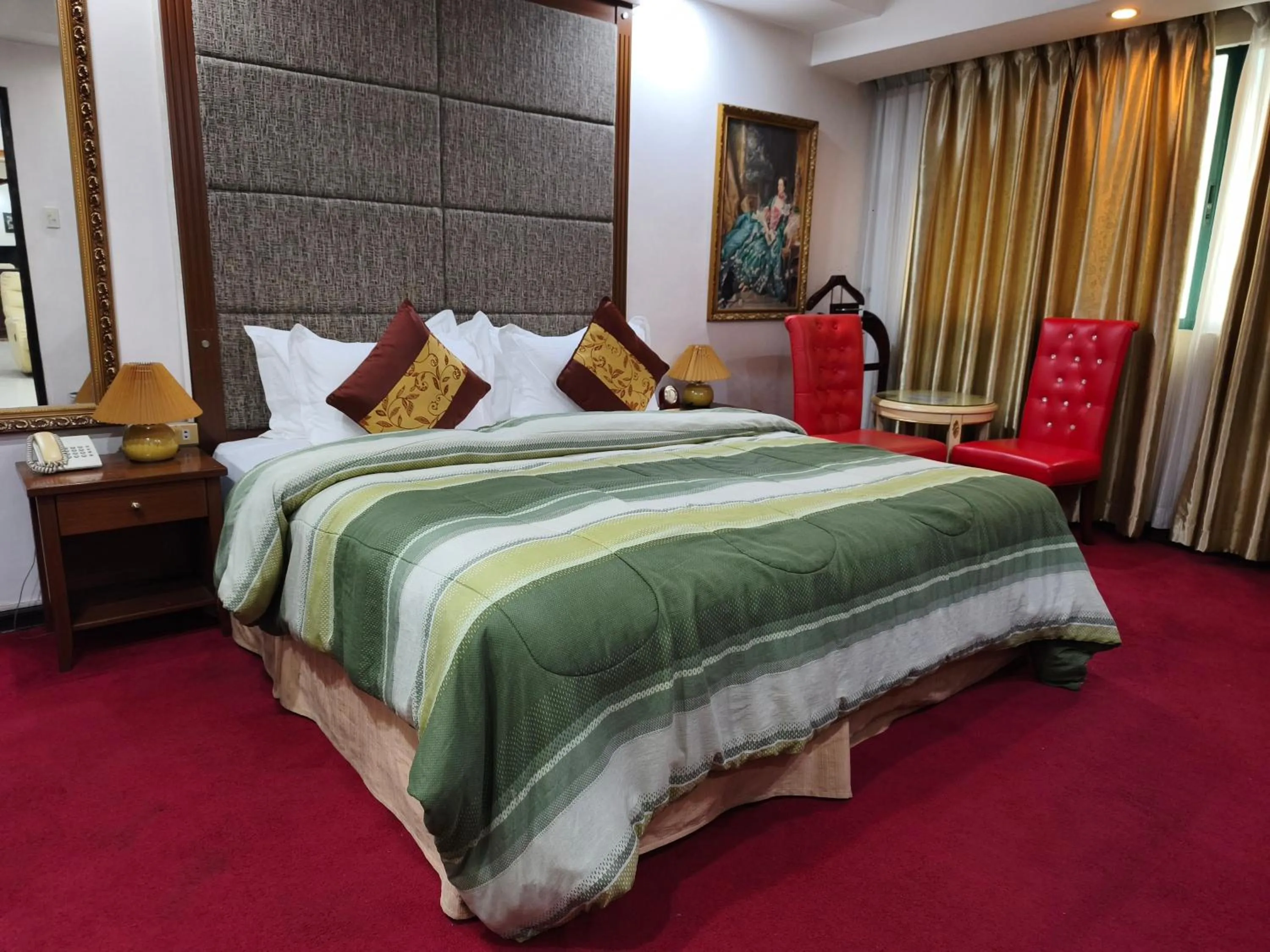 Bedroom, Bed in Lido De Paris Hotel