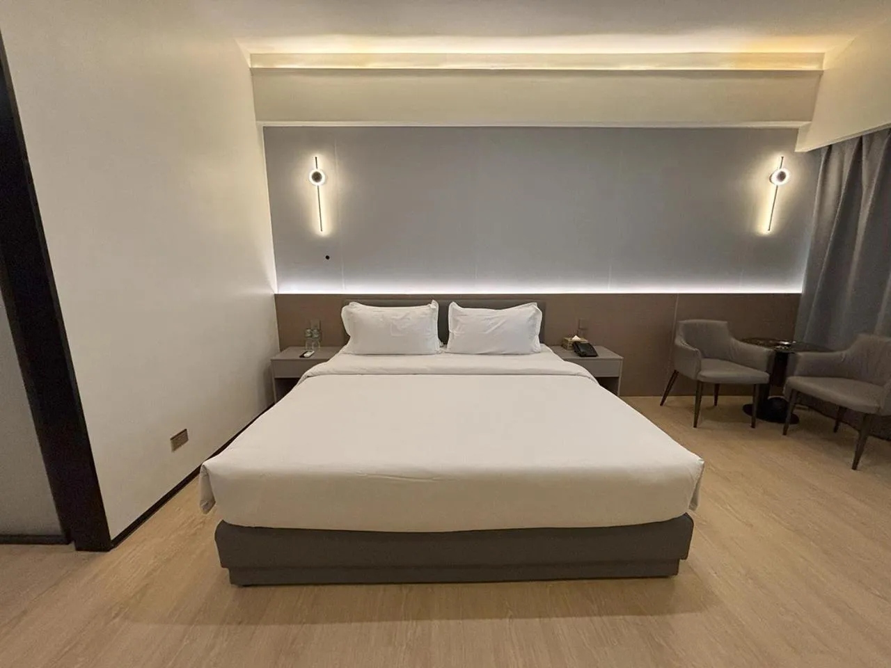 Bathroom, Bed in Lido De Paris Hotel