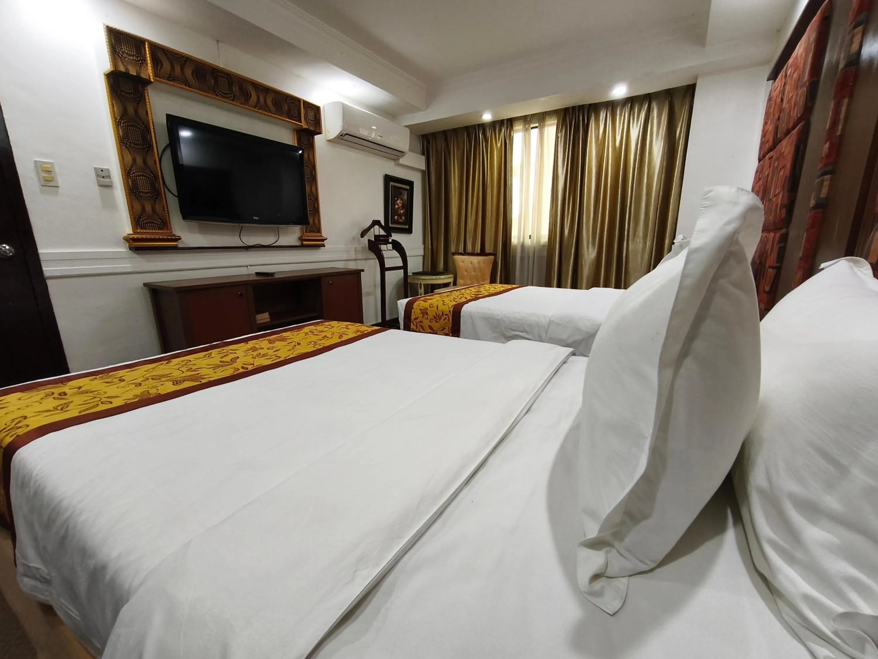 Bedroom, Bed in Lido De Paris Hotel