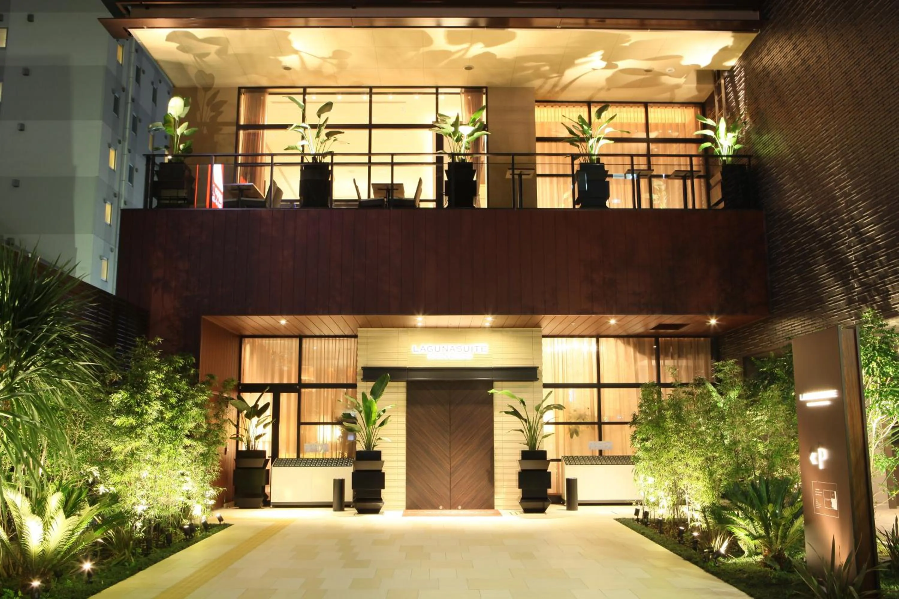 Facade/entrance in Lagunasuite Shinyokohama