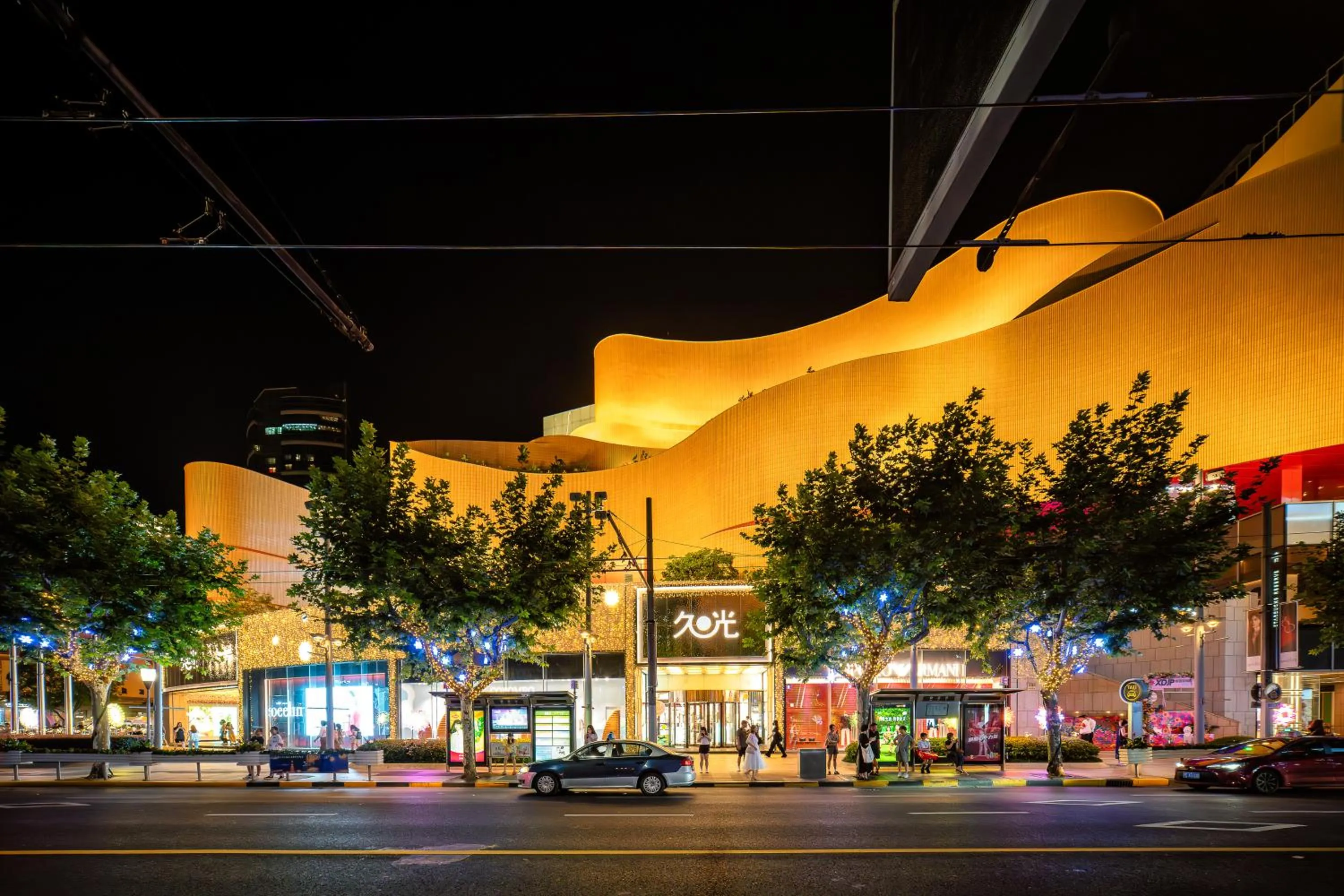 Night in Holiday Inn Express Shanghai Jing'an Temple by IHG