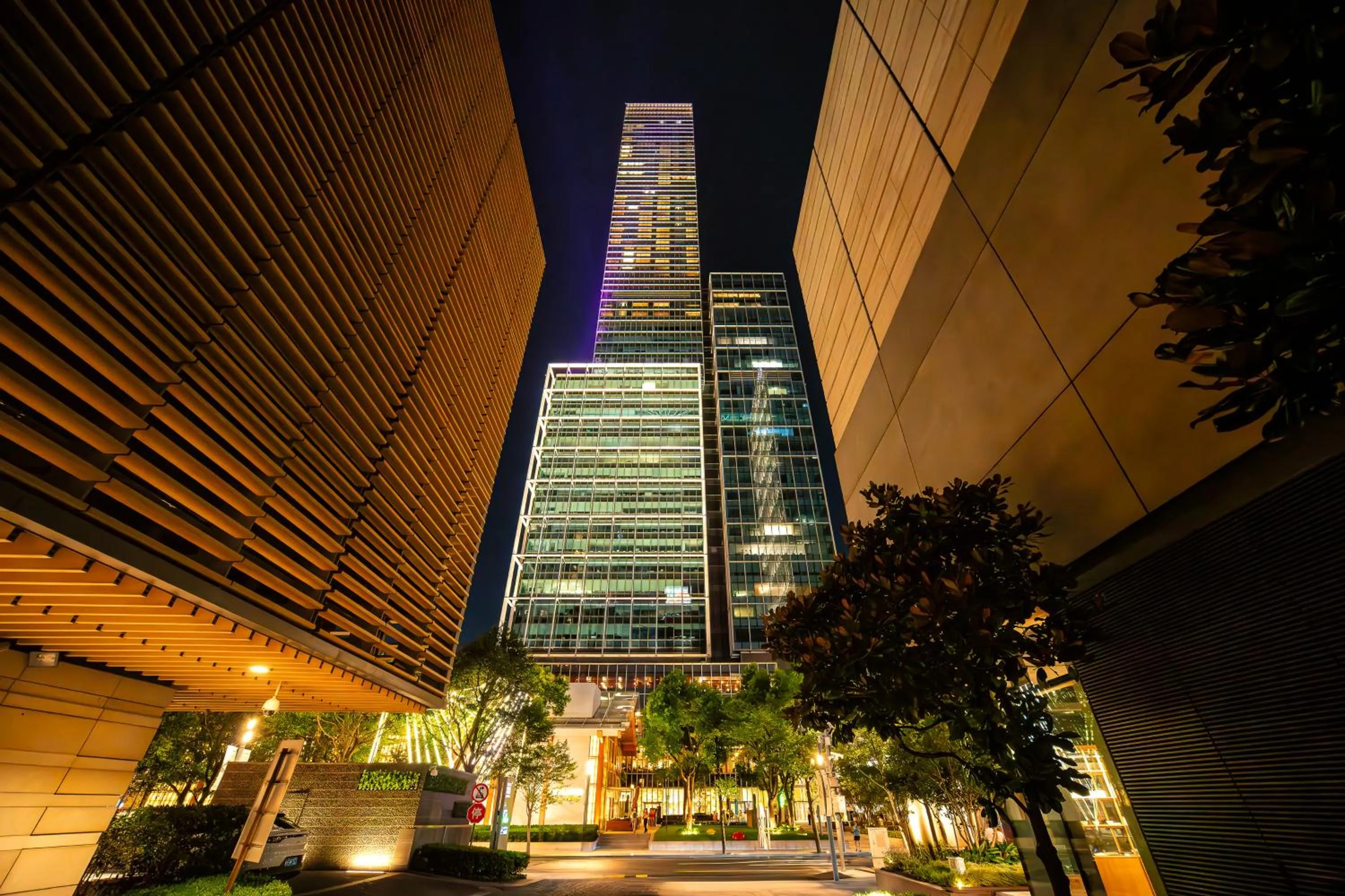 Night in Holiday Inn Express Shanghai Jing'an Temple by IHG