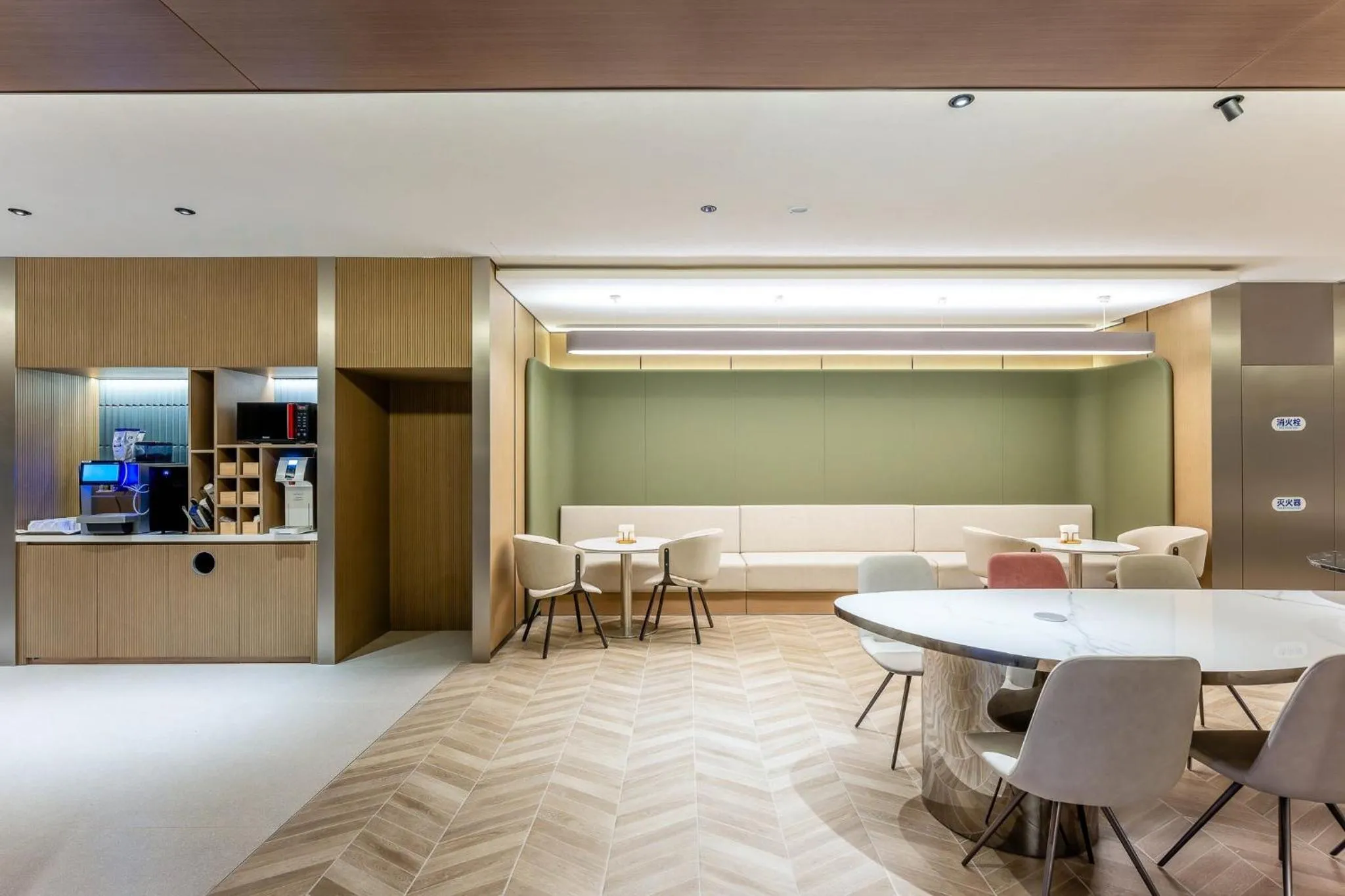 Restaurant/places to eat in Holiday Inn Express Shanghai Jing'an Temple by IHG