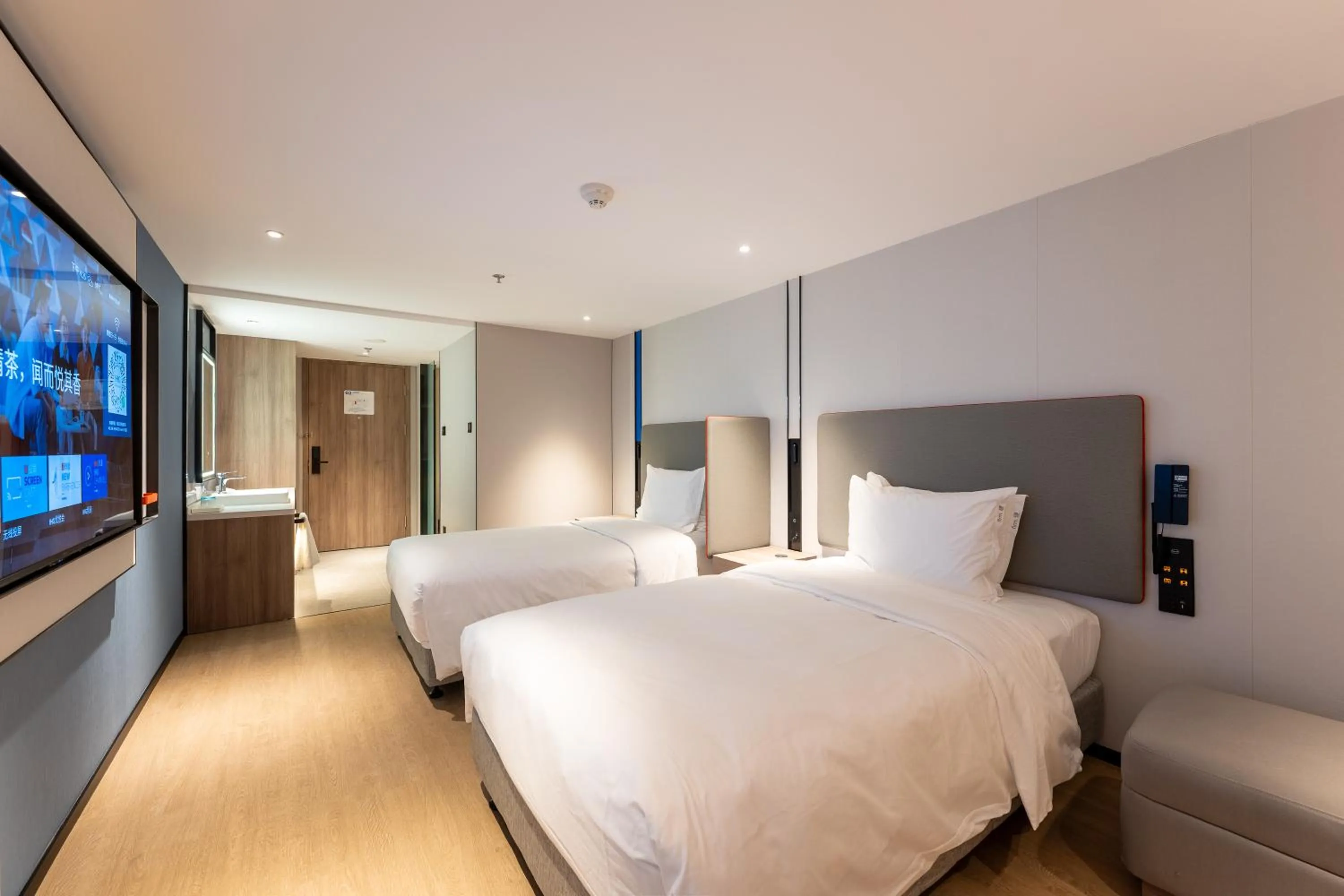 Photo of the whole room, Bed in Holiday Inn Express Shanghai Jing'an Temple by IHG