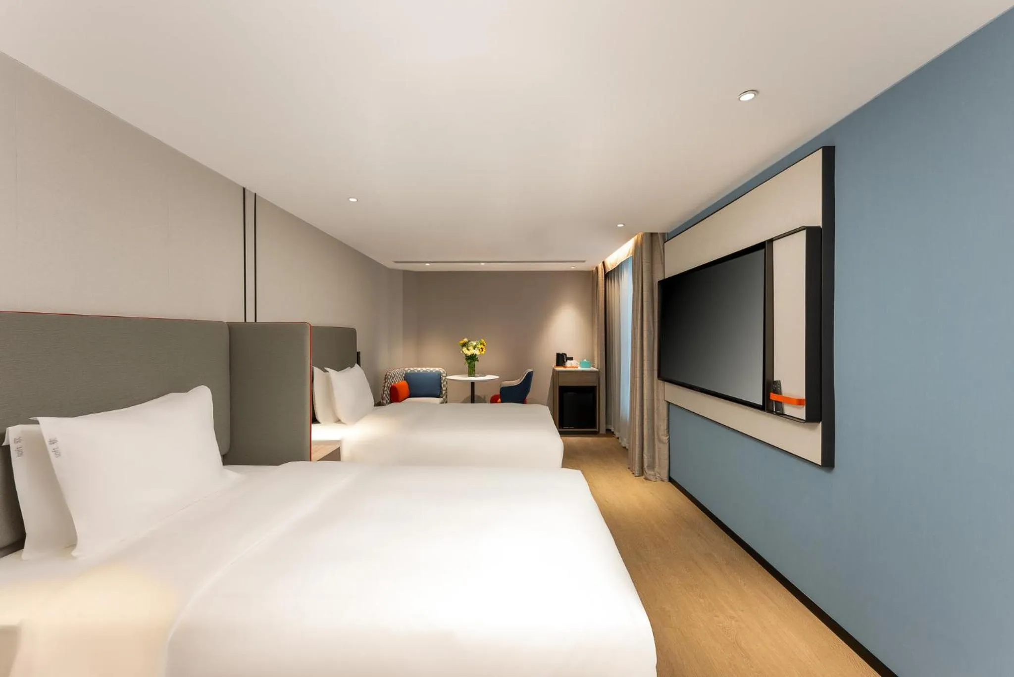 Photo of the whole room, Bed in Holiday Inn Express Shanghai Jing'an Temple by IHG