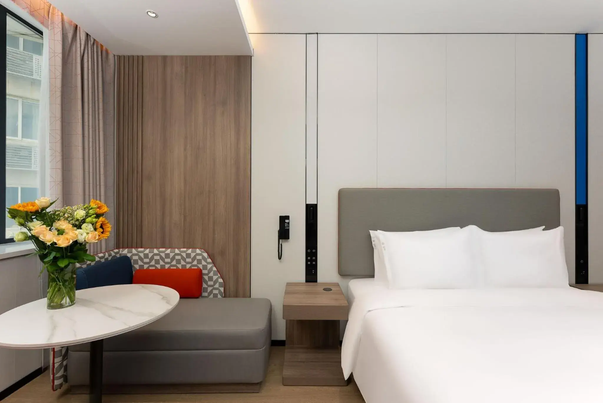 Standard King Room with City View in Holiday Inn Express Shanghai Jing'an Temple by IHG Standard King Room with City View in Holiday Inn Express Shanghai Jing'an Temple by IHG