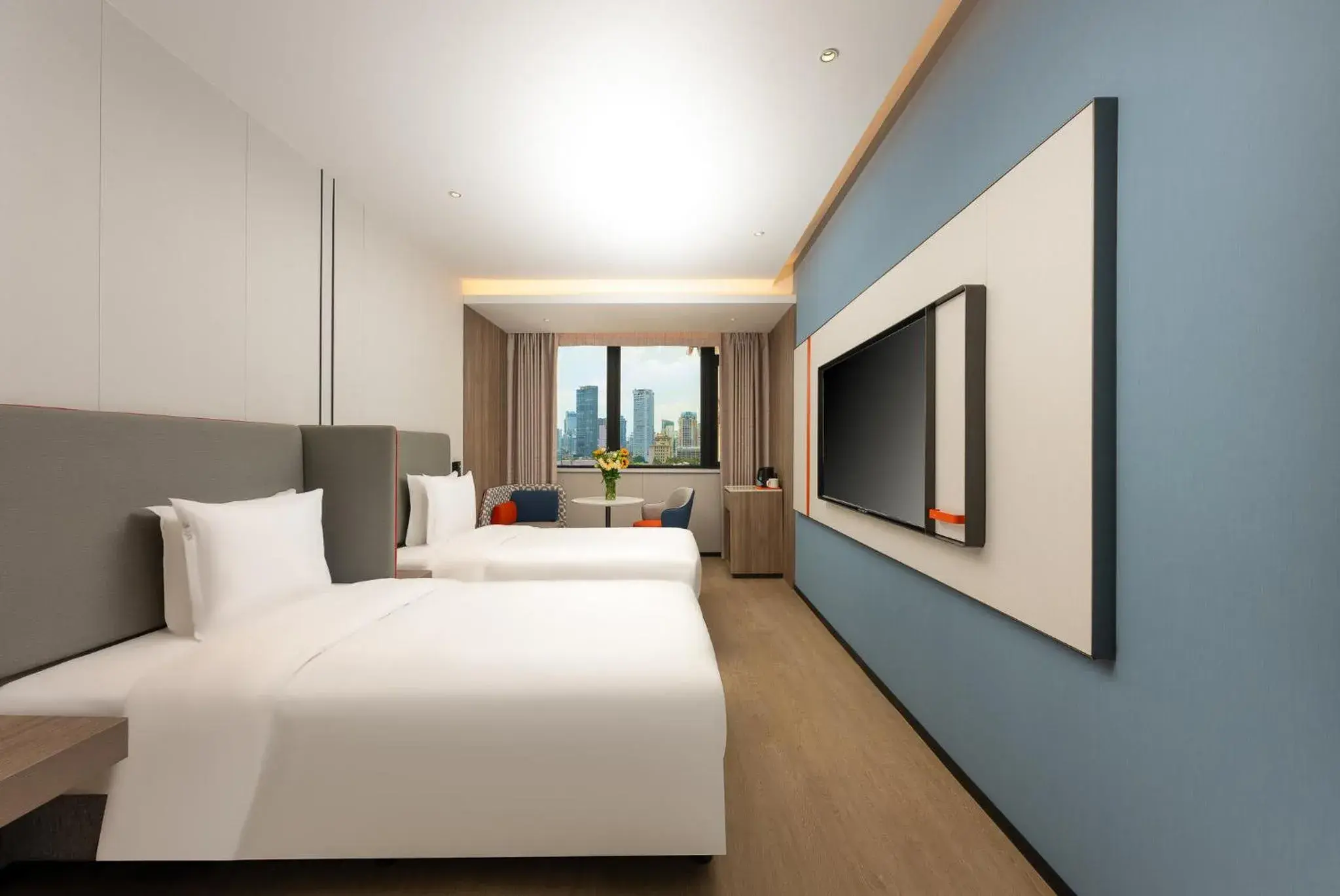 Standard Twin Room with City View in Holiday Inn Express Shanghai Jing'an Temple by IHG Standard Twin Room with City View in Holiday Inn Express Shanghai Jing'an Temple by IHG
