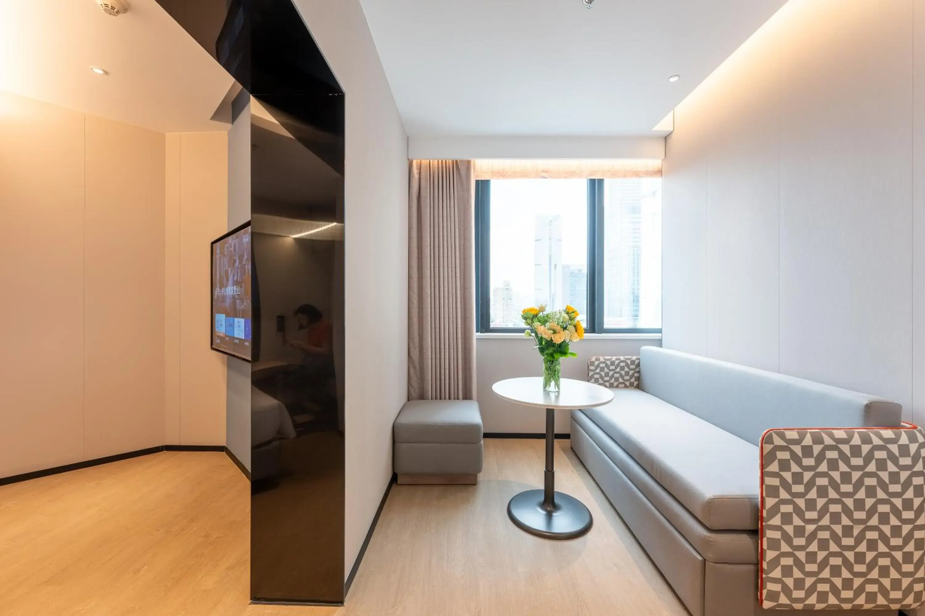 King Suite with Sofa Bed in Holiday Inn Express Shanghai Jing'an Temple by IHG King Suite with Sofa Bed in Holiday Inn Express Shanghai Jing'an Temple by IHG