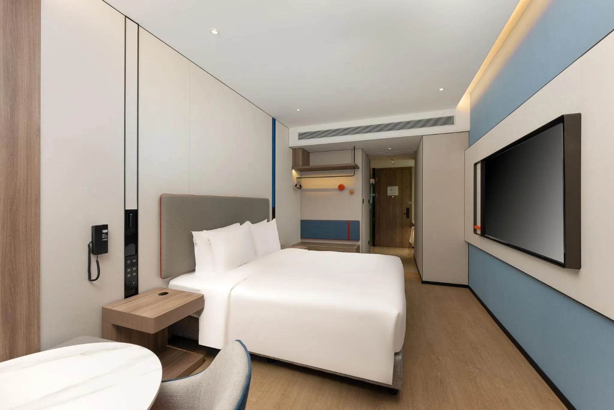 Photo of the whole room, Bed in Holiday Inn Express Shanghai Jing'an Temple by IHG