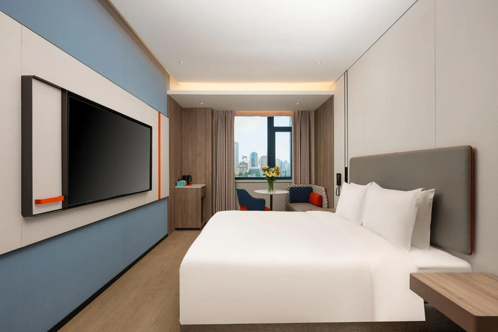 Photo of the whole room, Bed in Holiday Inn Express Shanghai Jing'an Temple by IHG