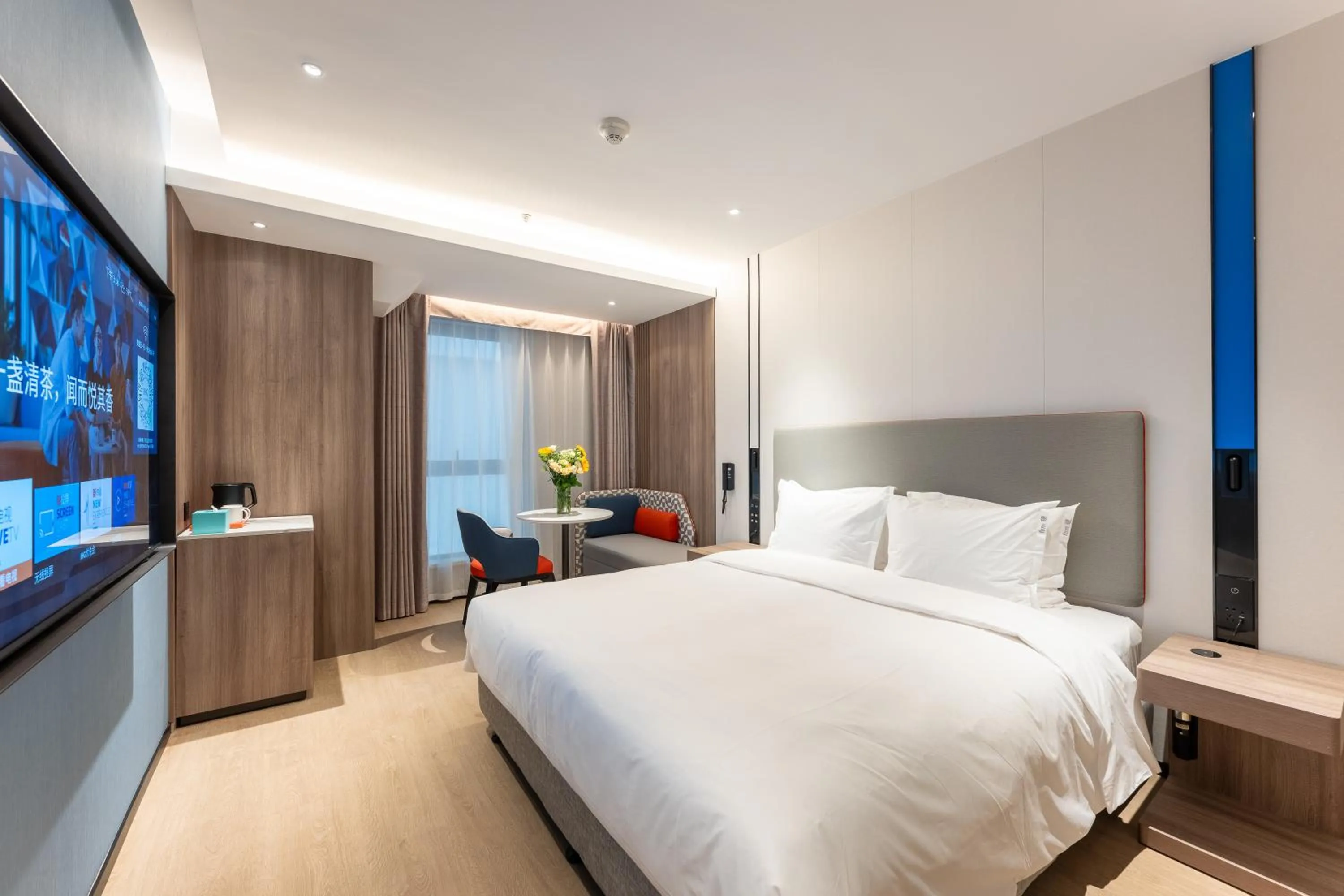 Photo of the whole room, Bed in Holiday Inn Express Shanghai Jing'an Temple by IHG