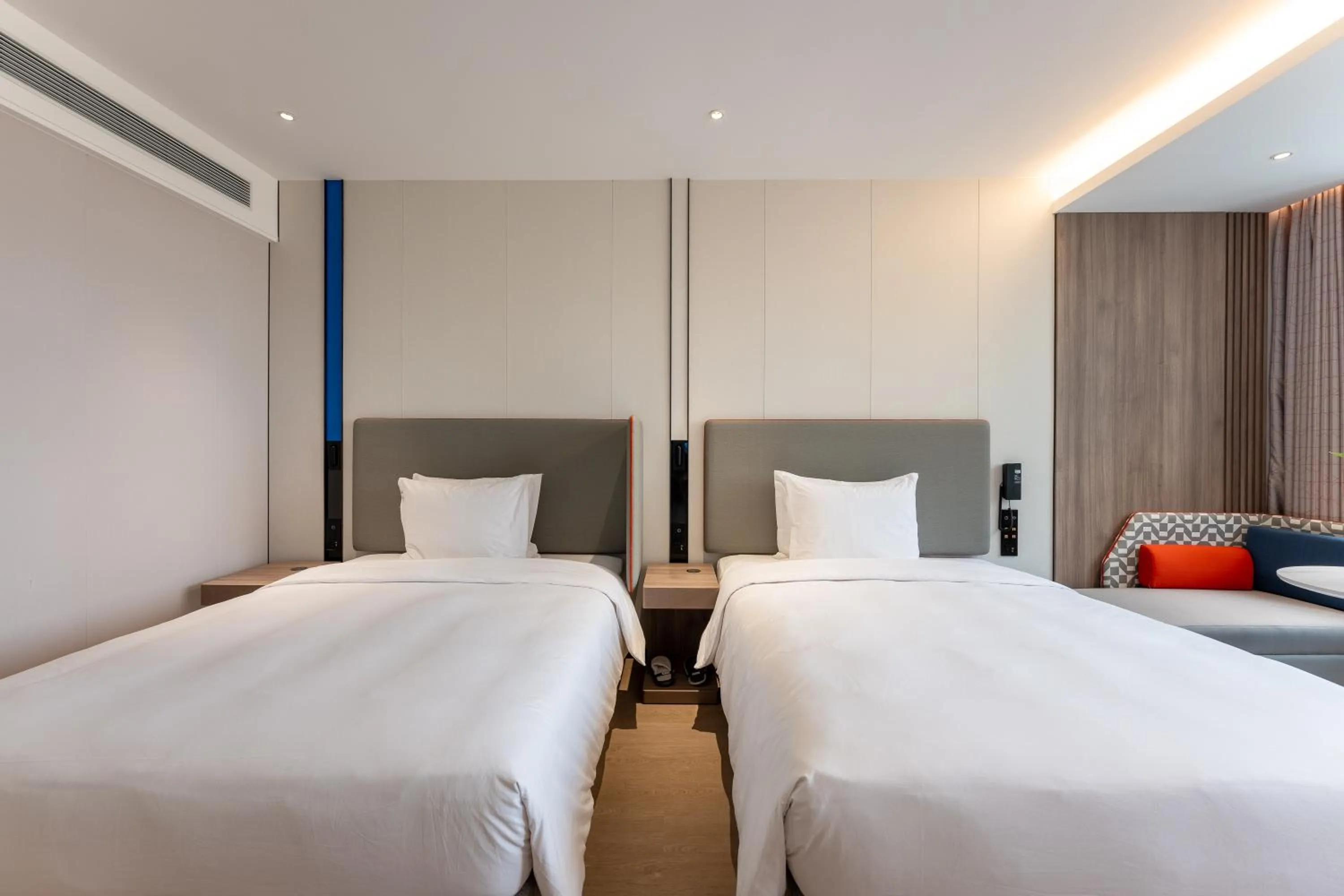 Bedroom, Bed in Holiday Inn Express Shanghai Jing'an Temple by IHG