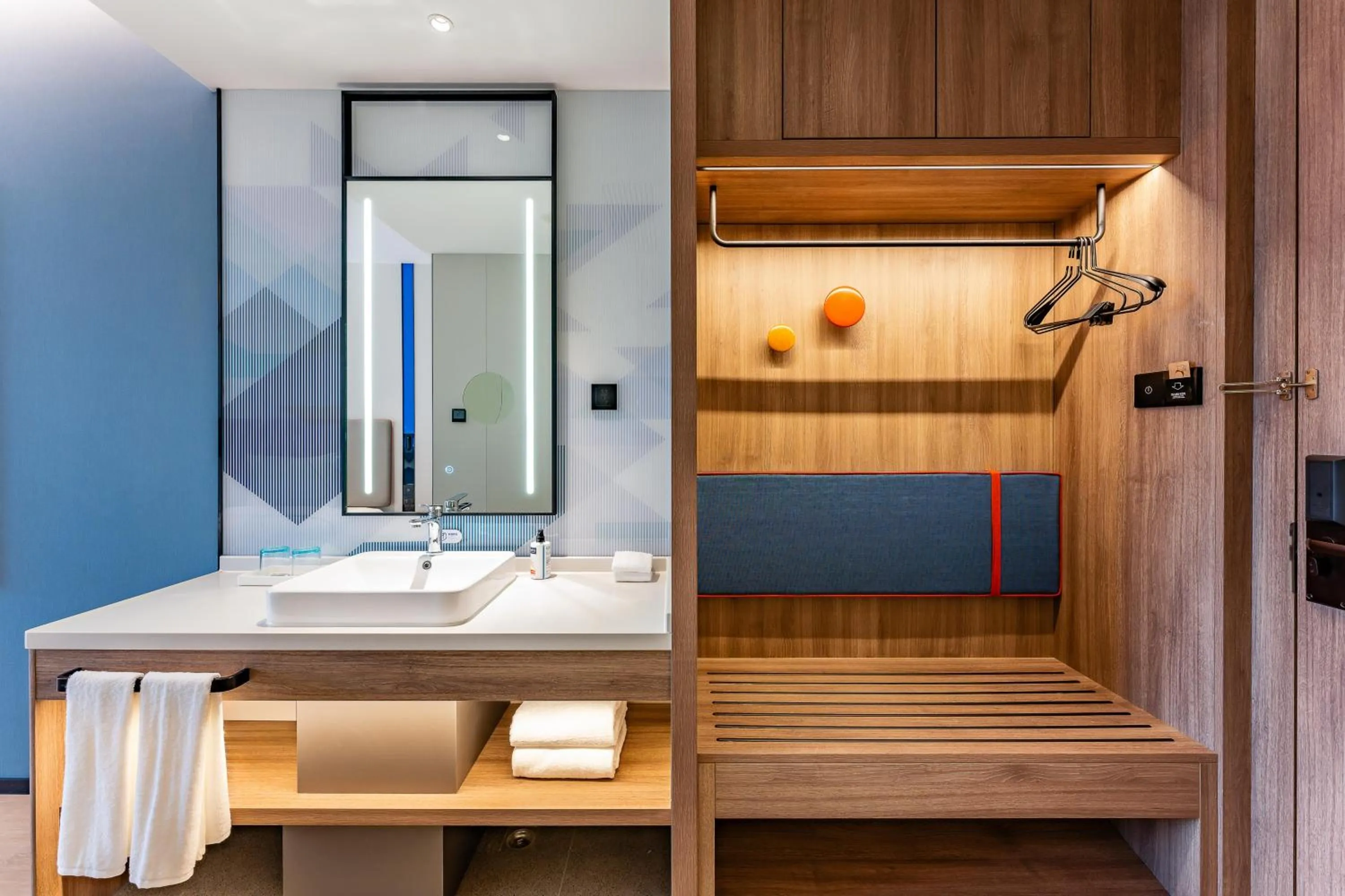 Photo of the whole room, Bed in Holiday Inn Express Shanghai Jing'an Temple by IHG