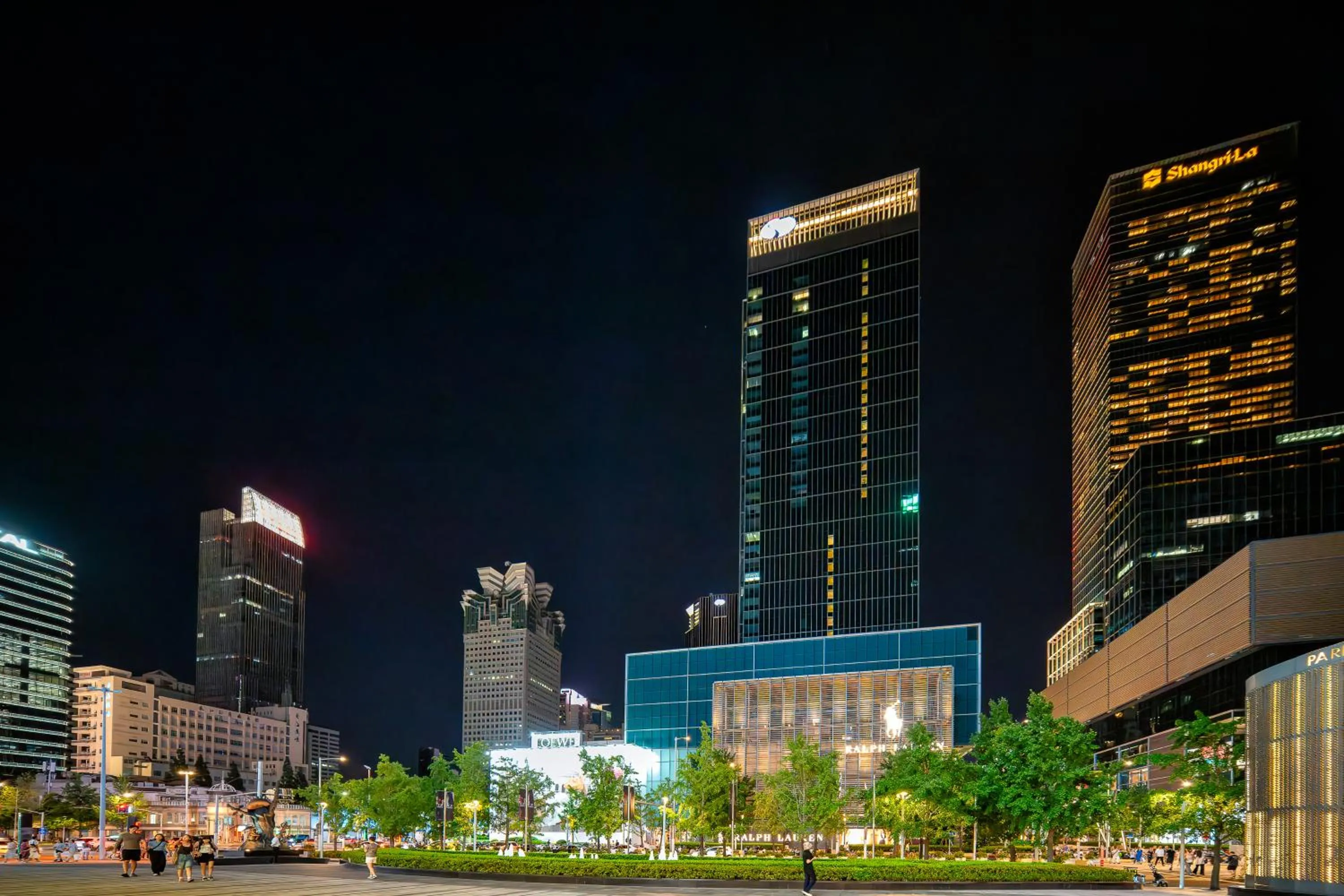 Night in Holiday Inn Express Shanghai Jing'an Temple by IHG