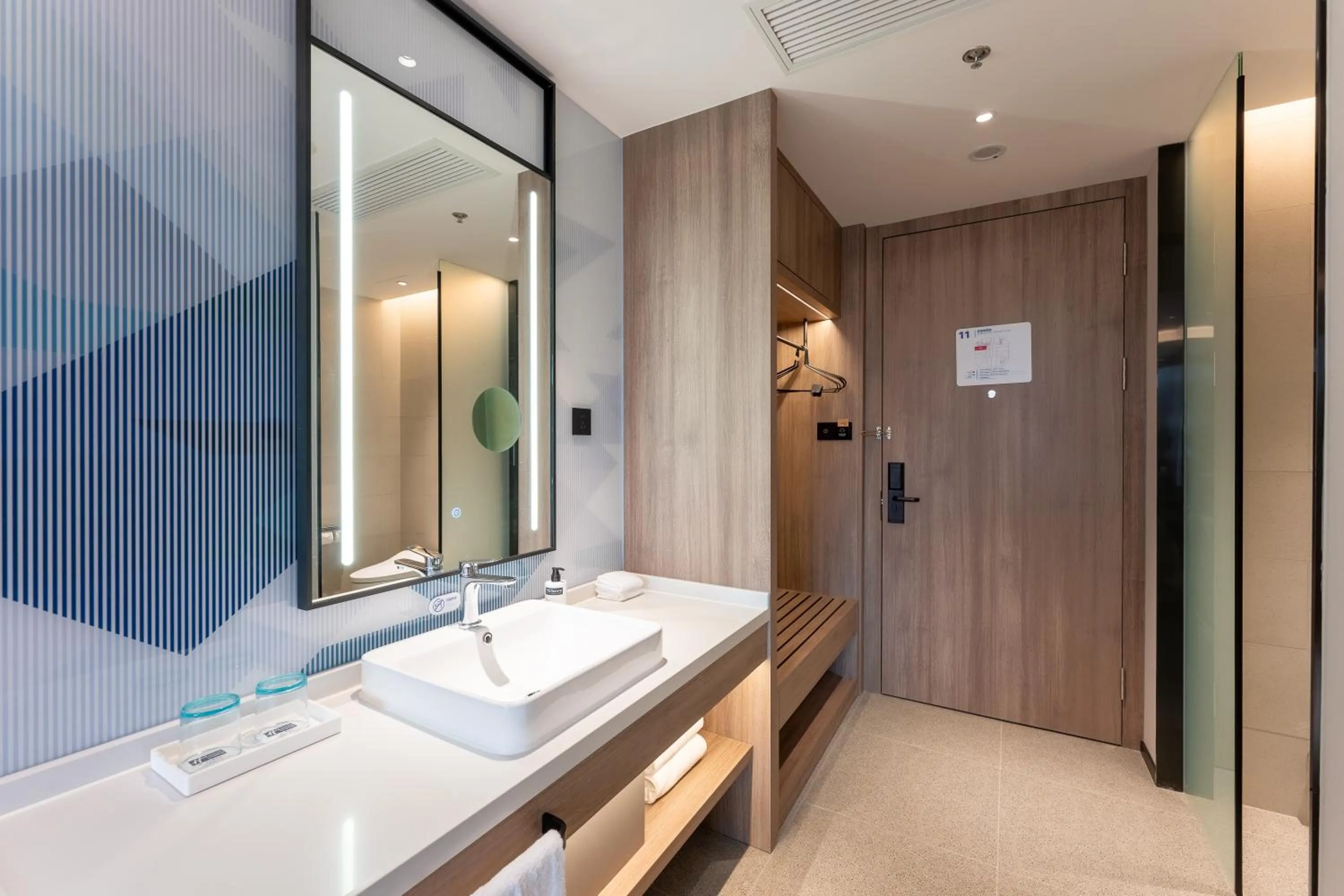 wardrobe in Holiday Inn Express Shanghai Jing'an Temple by IHG