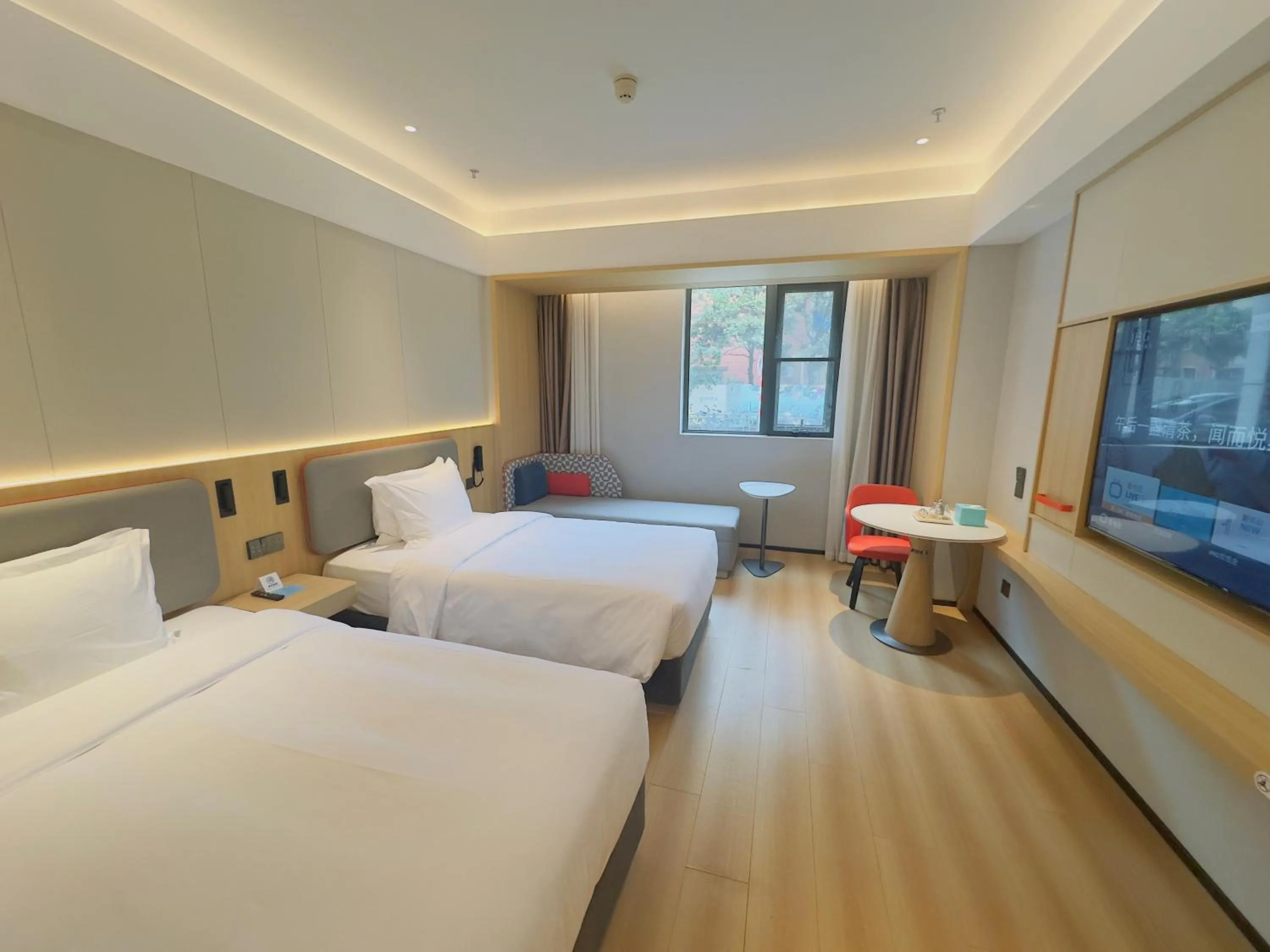 Photo of the whole room, Bed in Holiday Inn Express Nanjing Xi'anmen by IHG