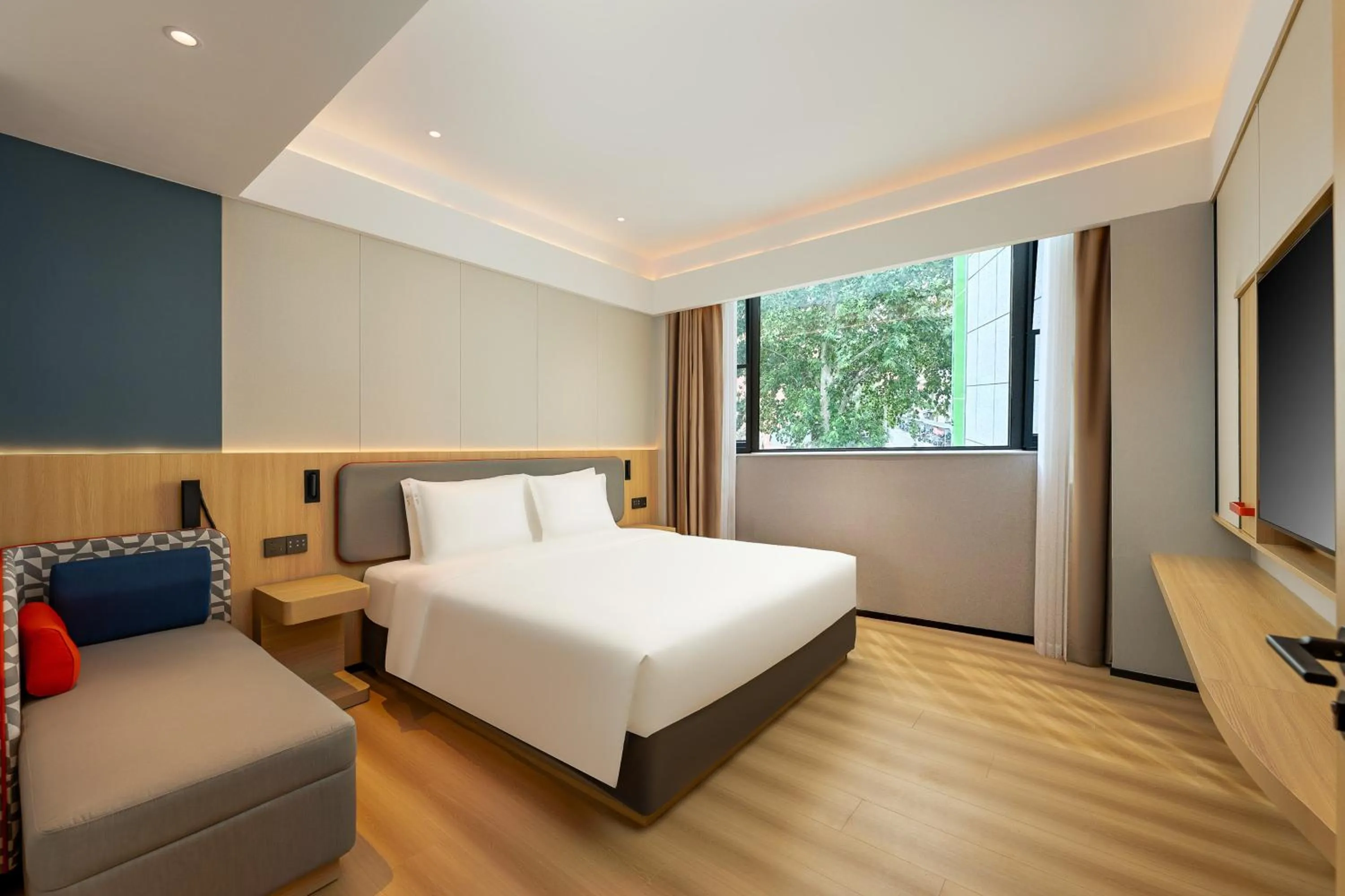Photo of the whole room, Bed in Holiday Inn Express Nanjing Xi'anmen by IHG