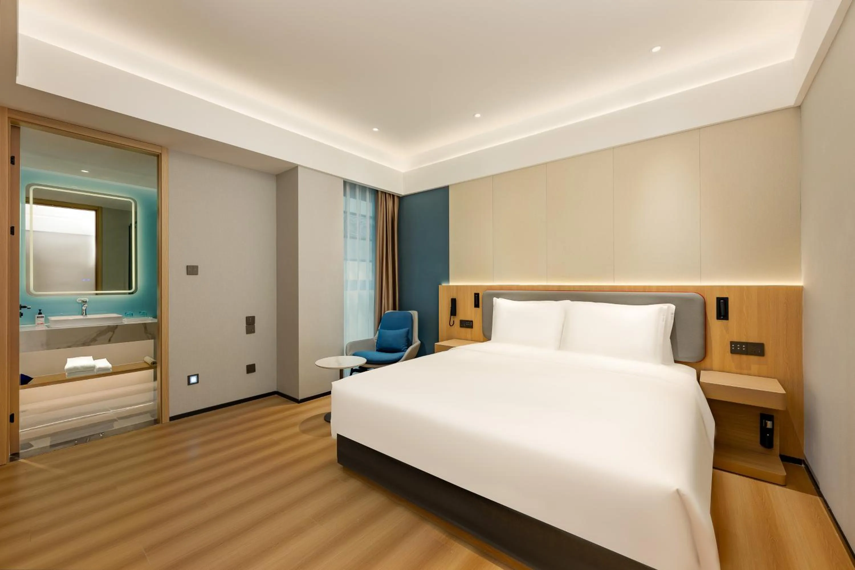 Photo of the whole room, Bed in Holiday Inn Express Nanjing Xi'anmen by IHG