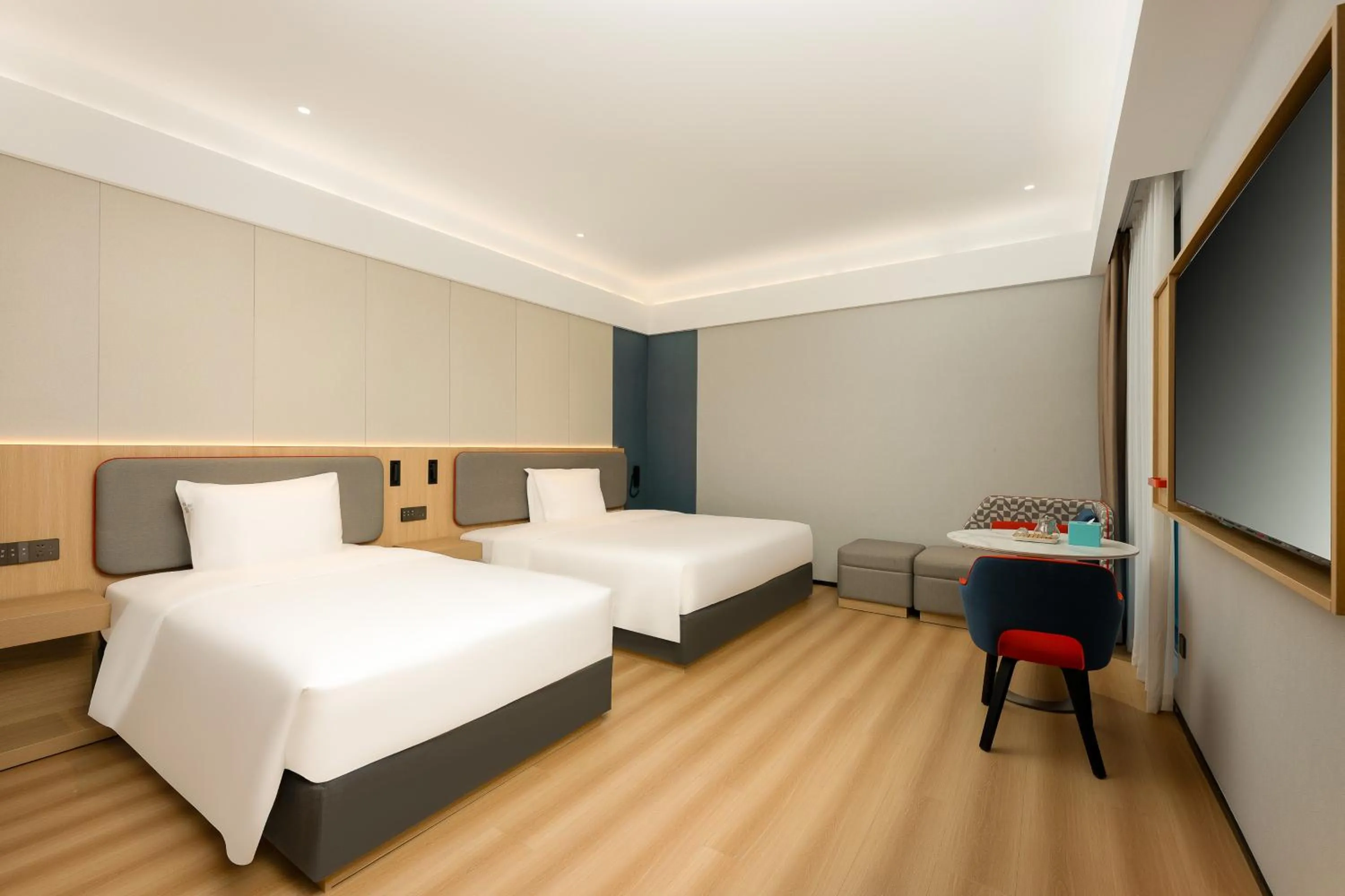 Photo of the whole room, Bed in Holiday Inn Express Nanjing Xi'anmen by IHG