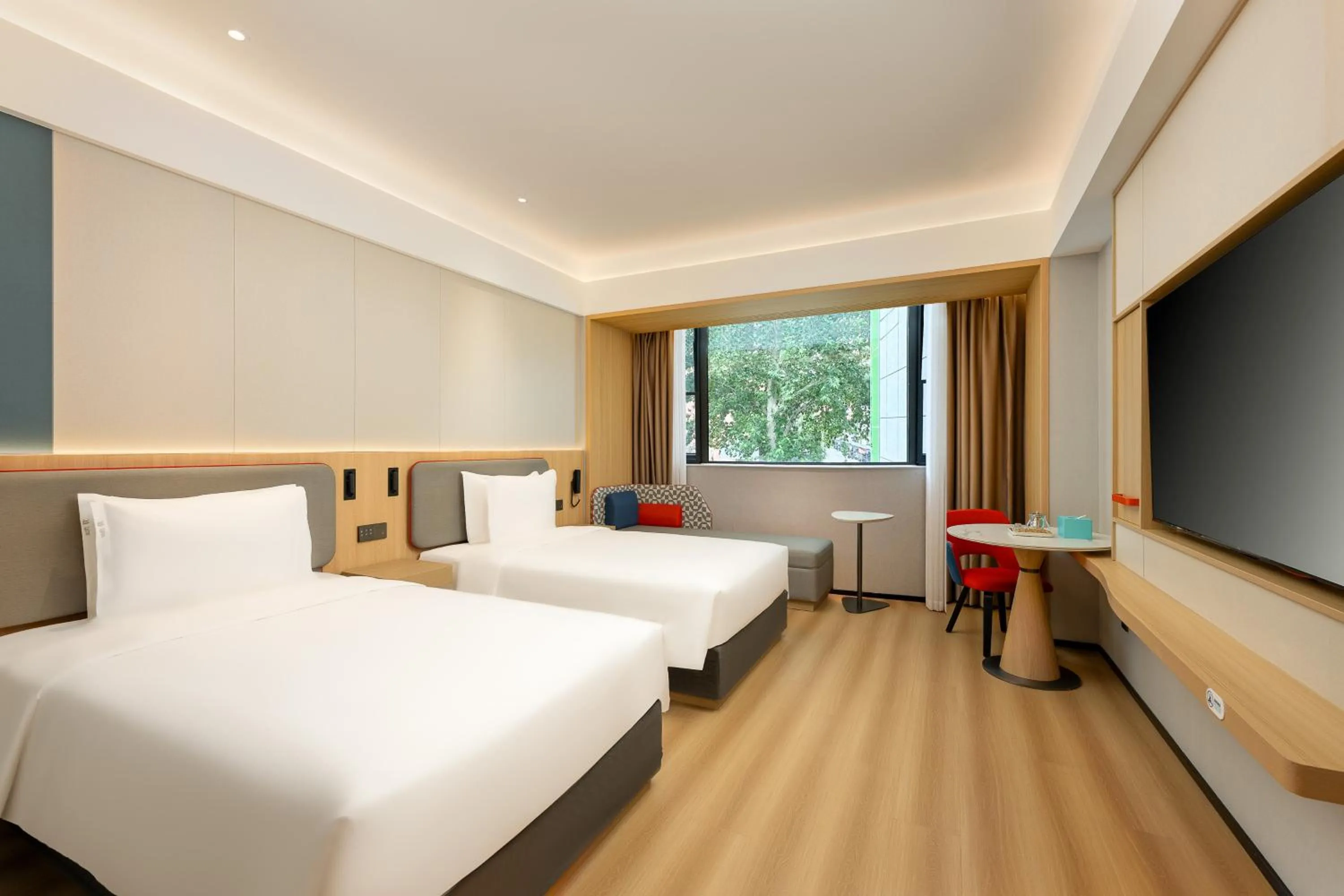 Photo of the whole room, Bed in Holiday Inn Express Nanjing Xi'anmen by IHG